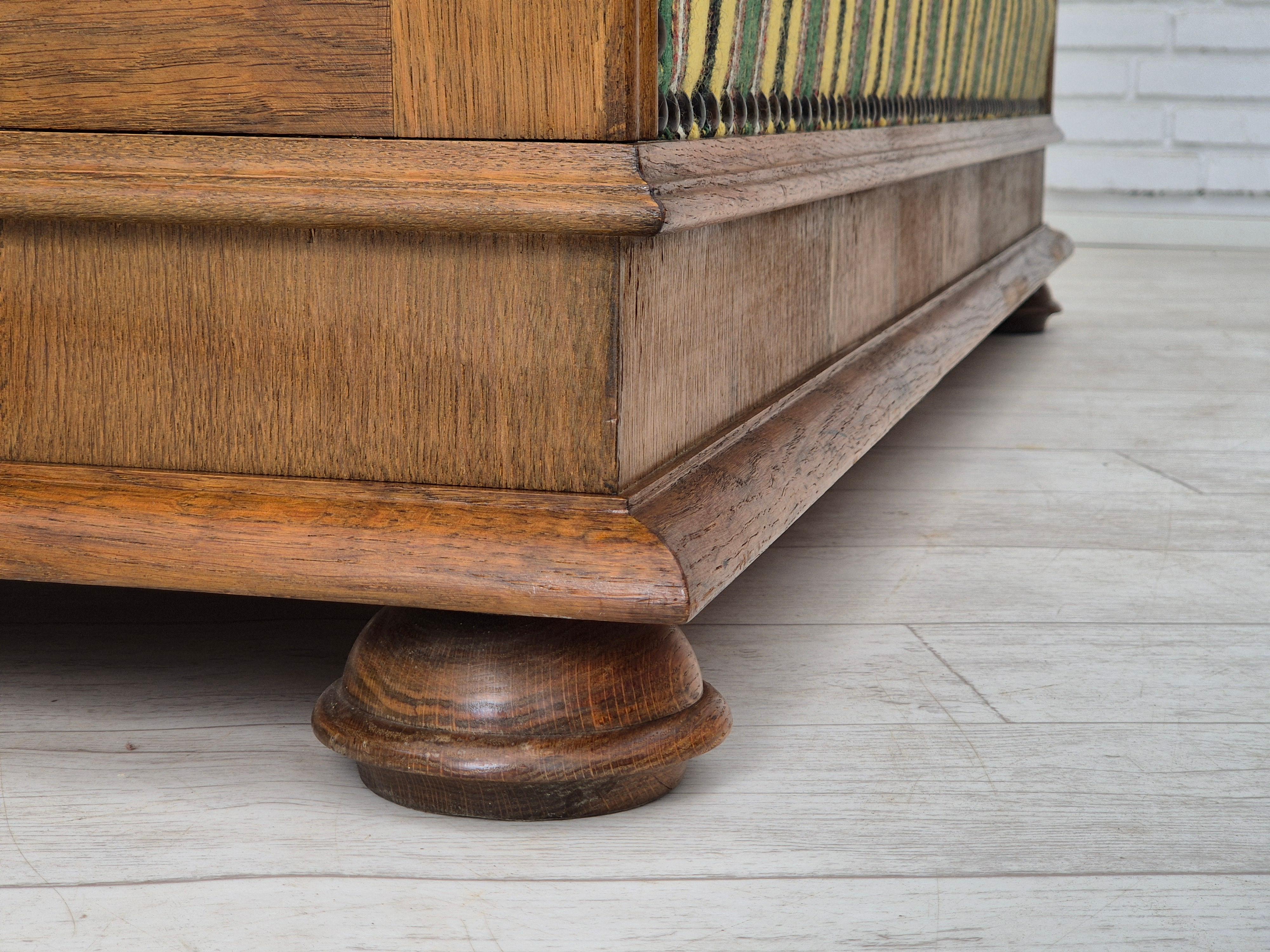 1960s, Danish drop arm sofa, furniture wool, oak wood, orginal condition. en vente 6