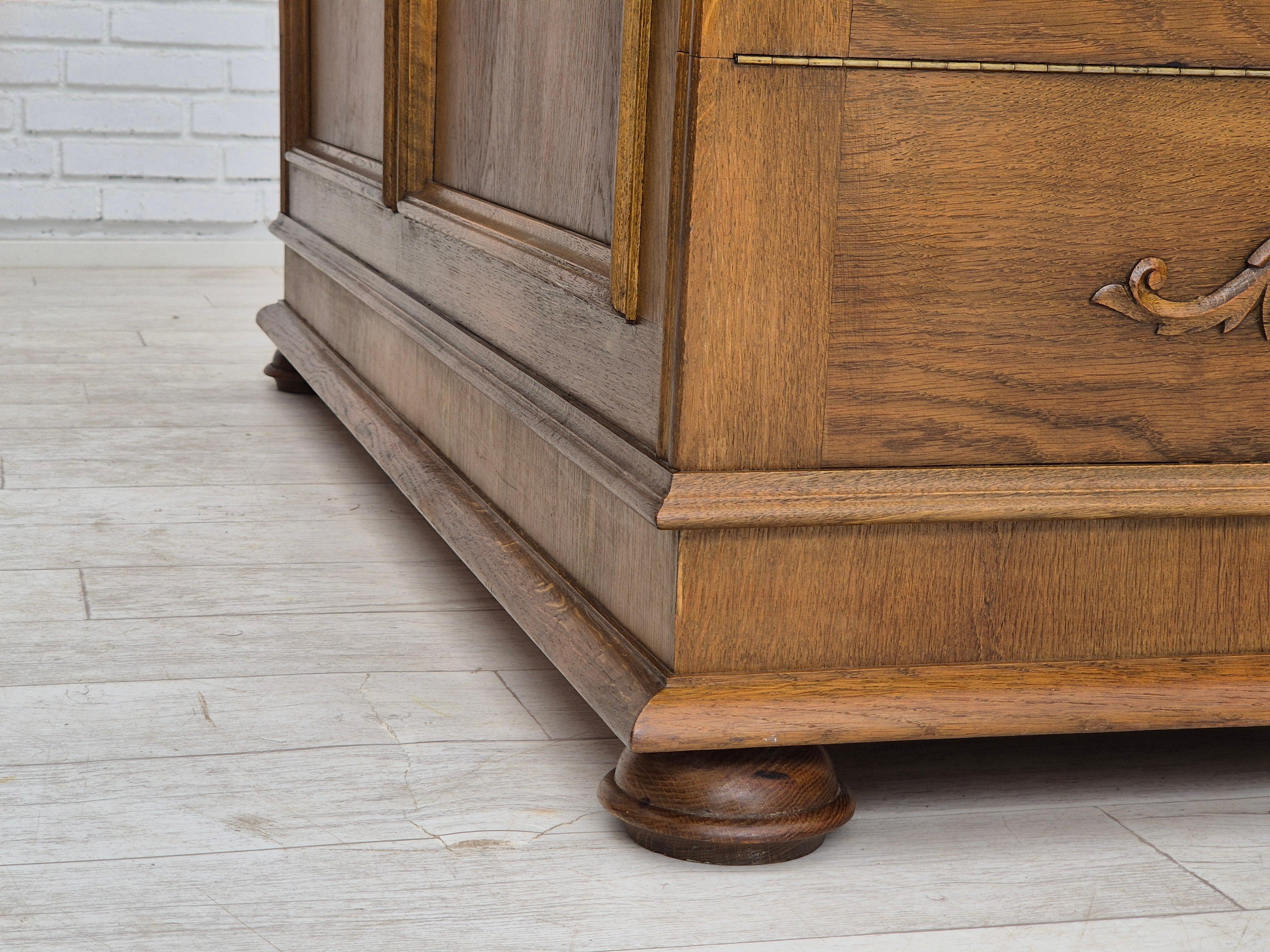 1960s, Danish drop arm sofa, furniture wool, oak wood, orginal condition. en vente 7