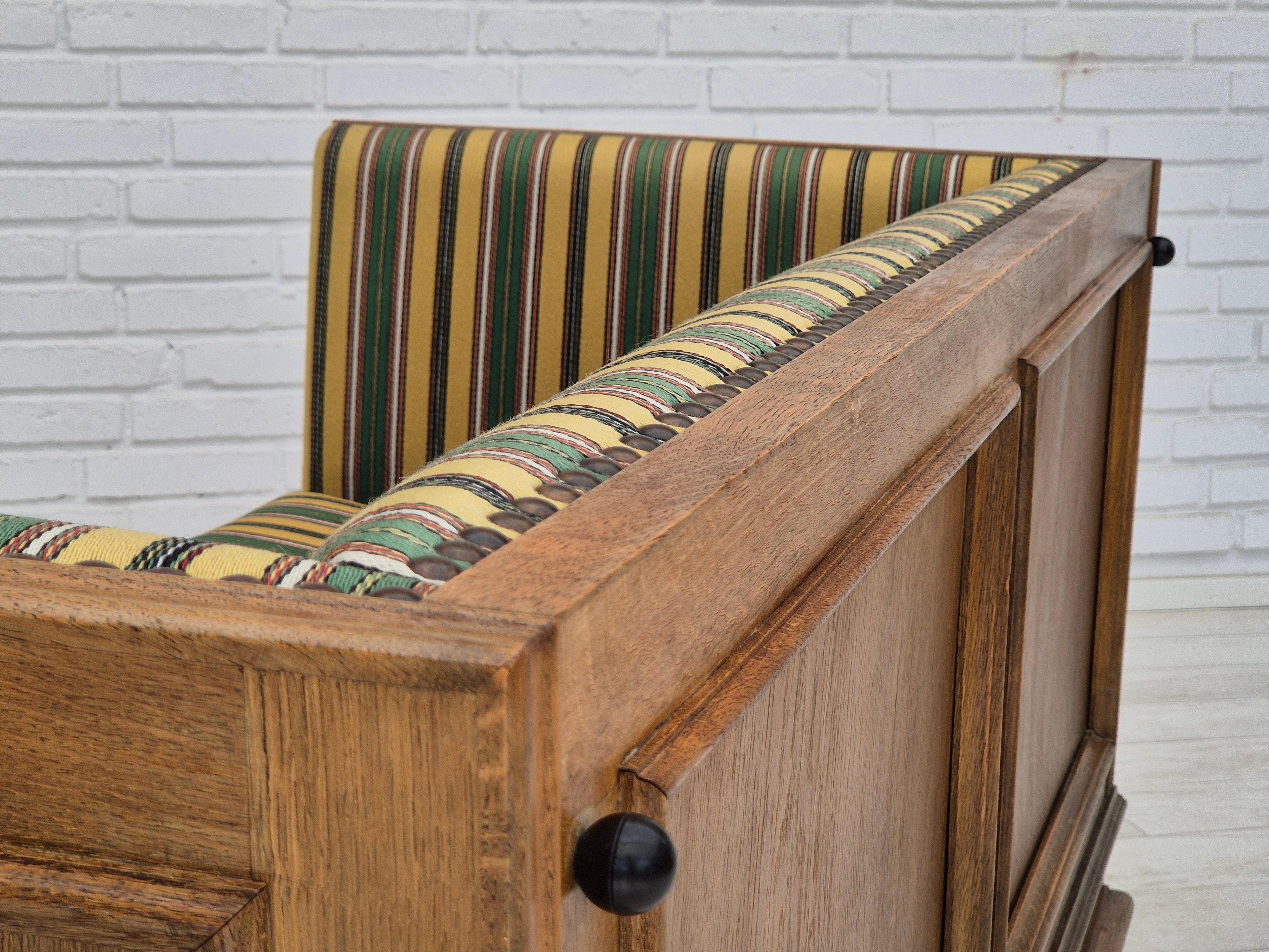 1960s, Danish drop arm sofa, furniture wool, oak wood, orginal condition. en vente 9