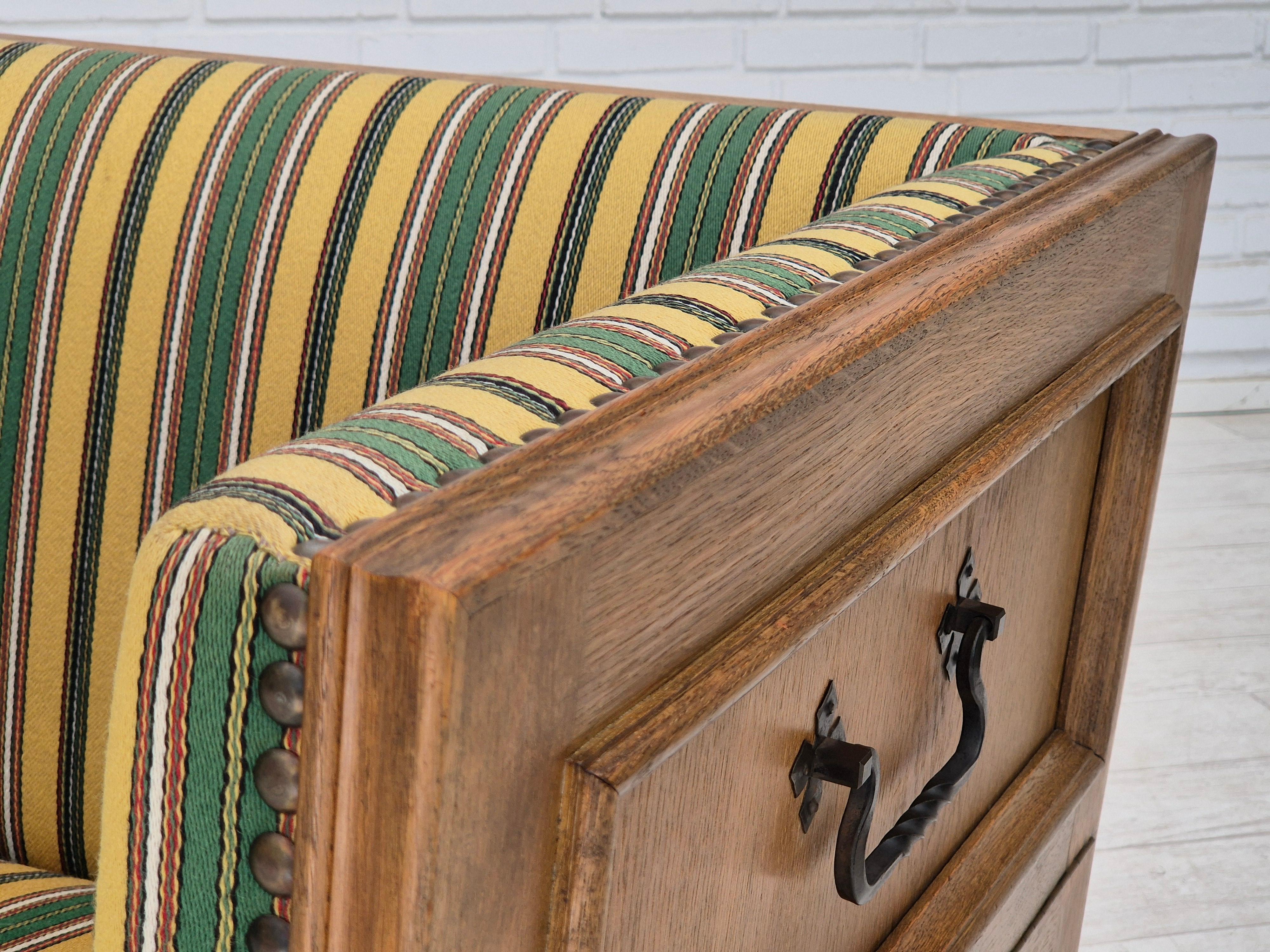 1960s, Danish drop arm sofa, furniture wool, oak wood, orginal condition. en vente 10