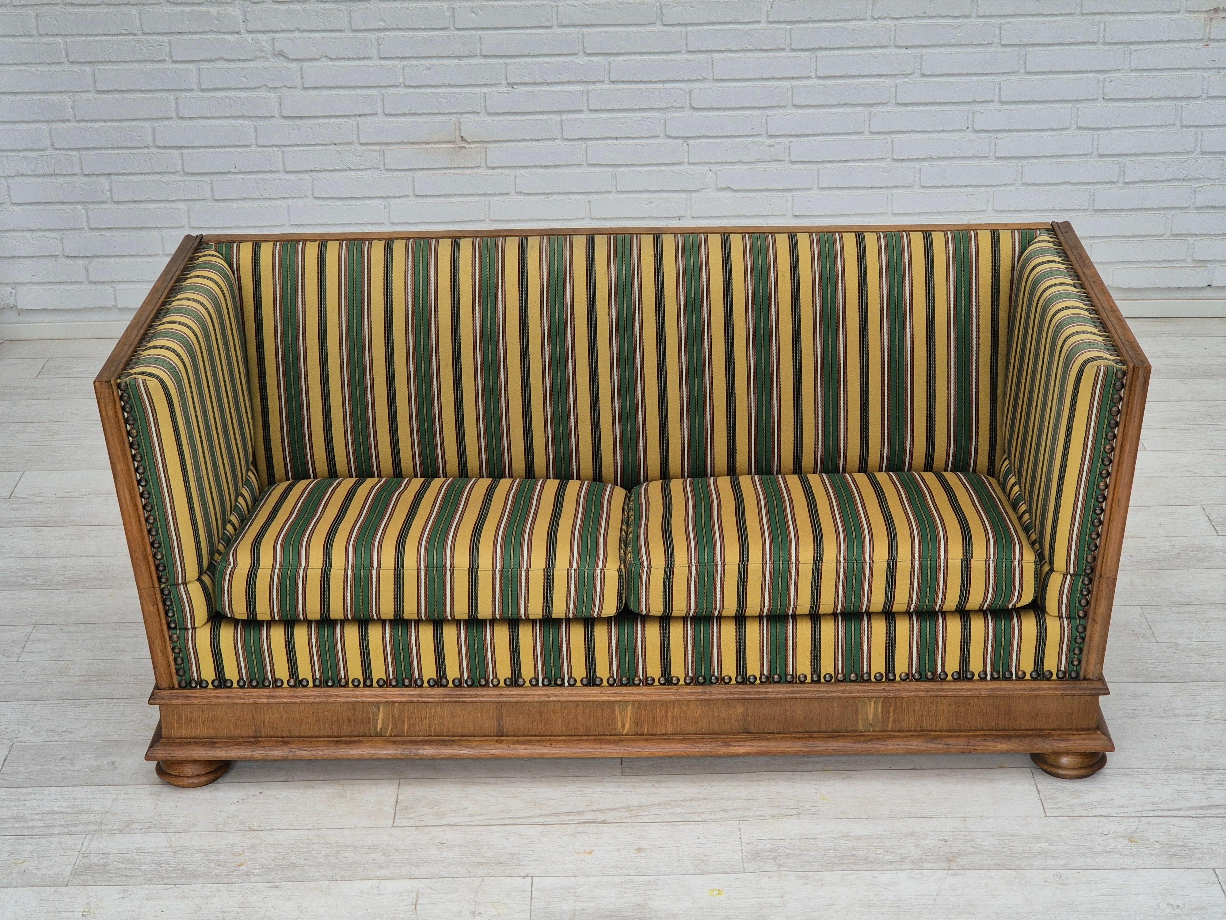 1960s, Danish drop arm sofa, furniture wool, oak wood, orginal condition. en vente 13