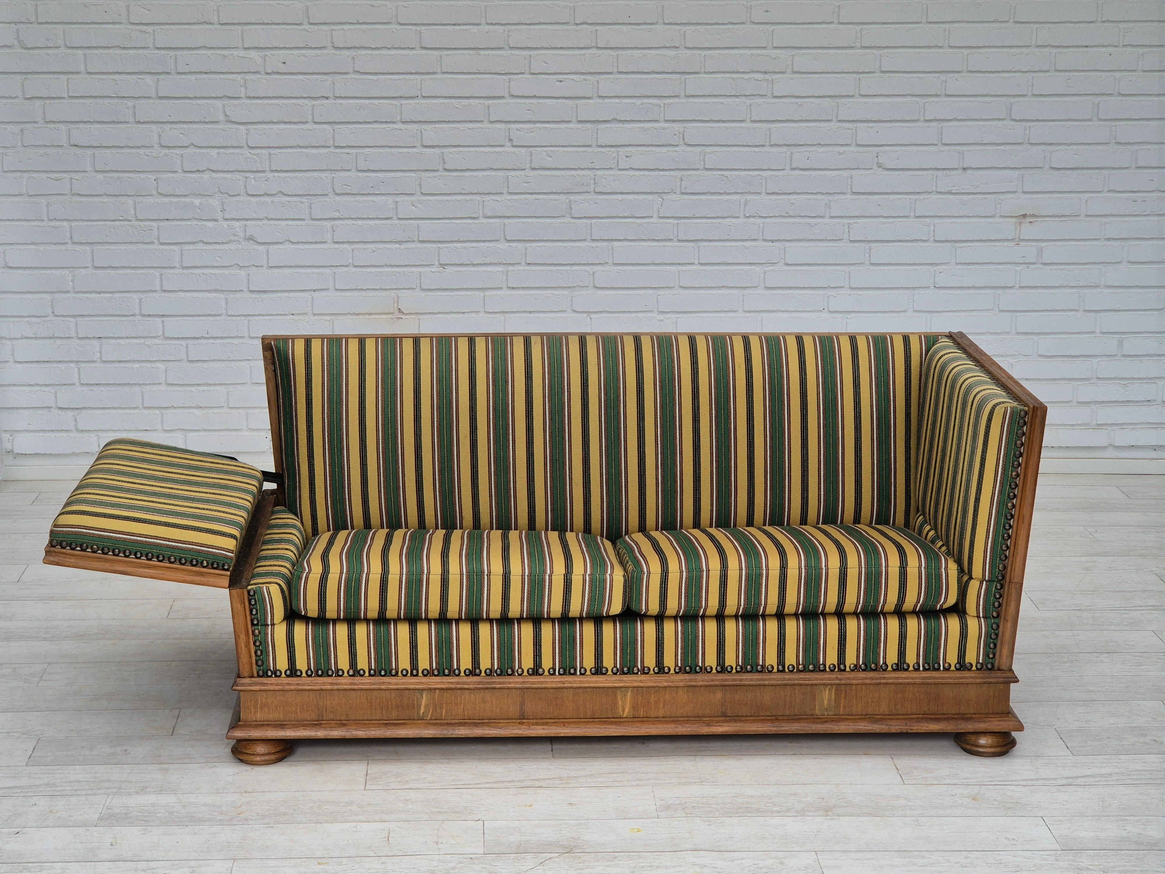 Scandinave moderne 1960s, Danish drop arm sofa, furniture wool, oak wood, orginal condition. en vente