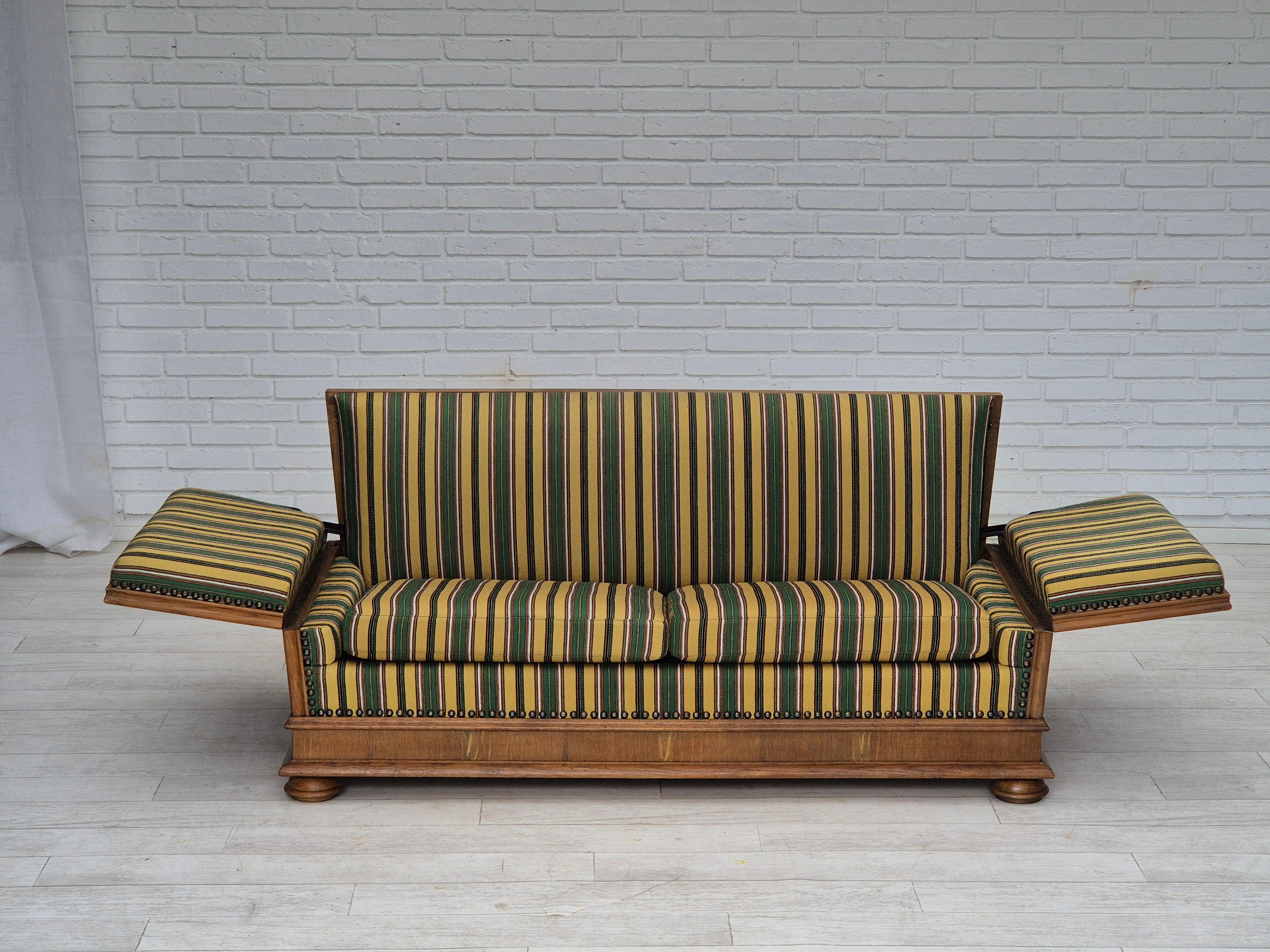 Danois 1960s, Danish drop arm sofa, furniture wool, oak wood, orginal condition. en vente