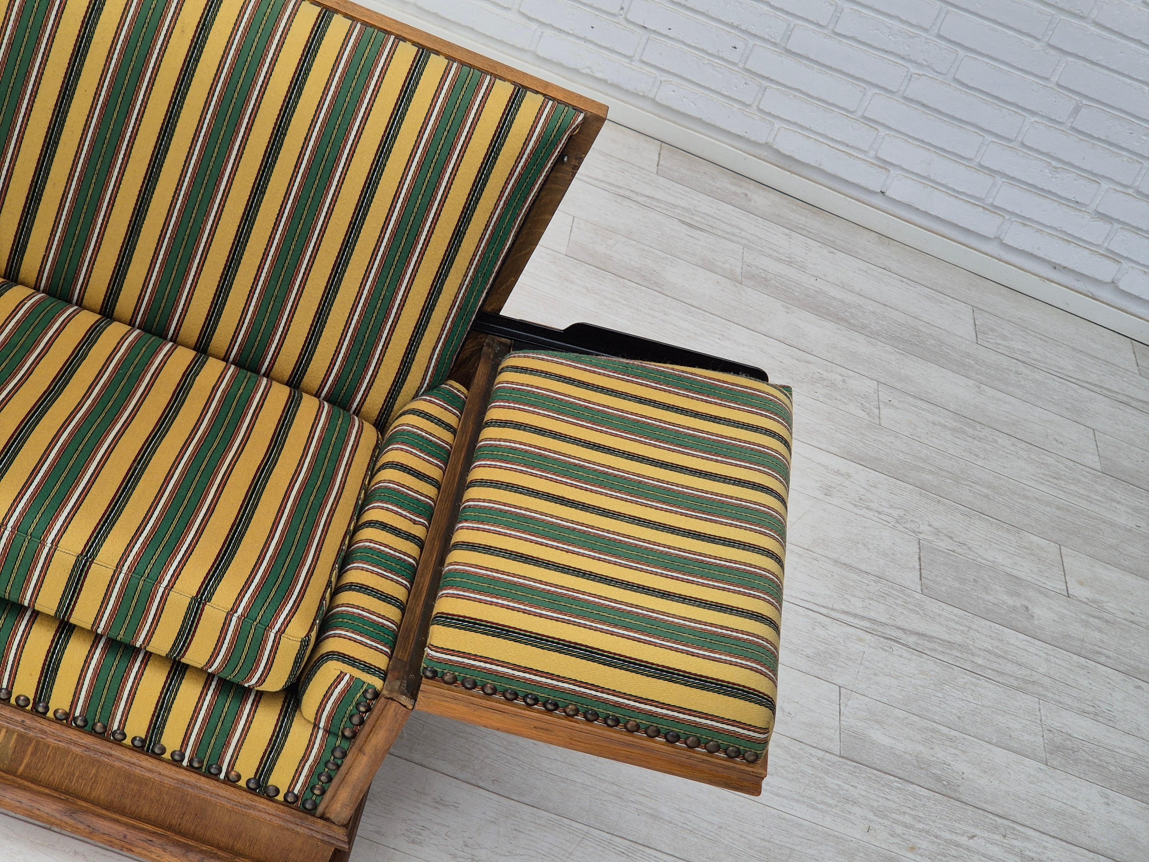 1960s, Danish drop arm sofa, furniture wool, oak wood, orginal condition. Bon état - En vente à Tarm, 82