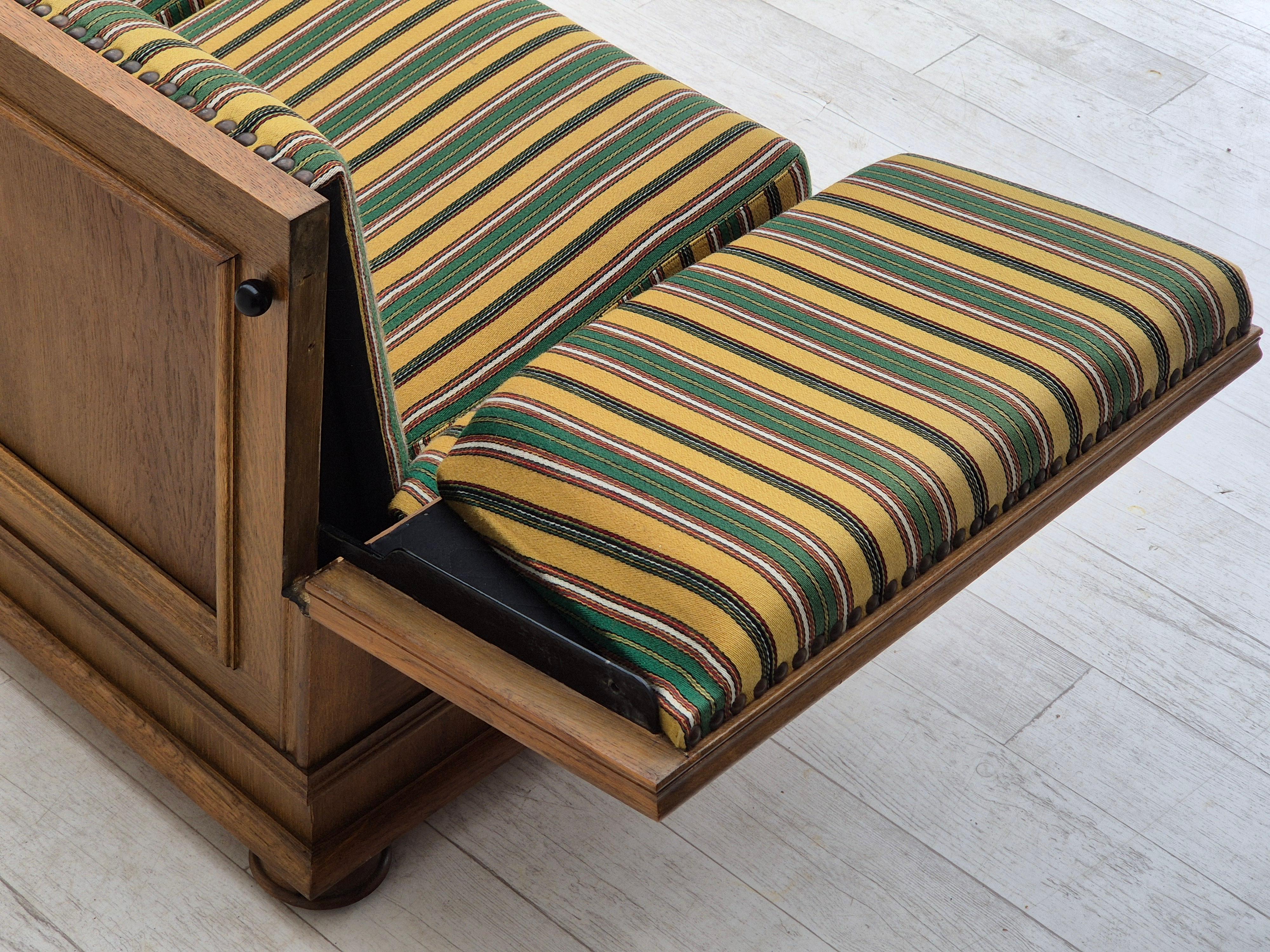 Milieu du XXe siècle 1960s, Danish drop arm sofa, furniture wool, oak wood, orginal condition. en vente