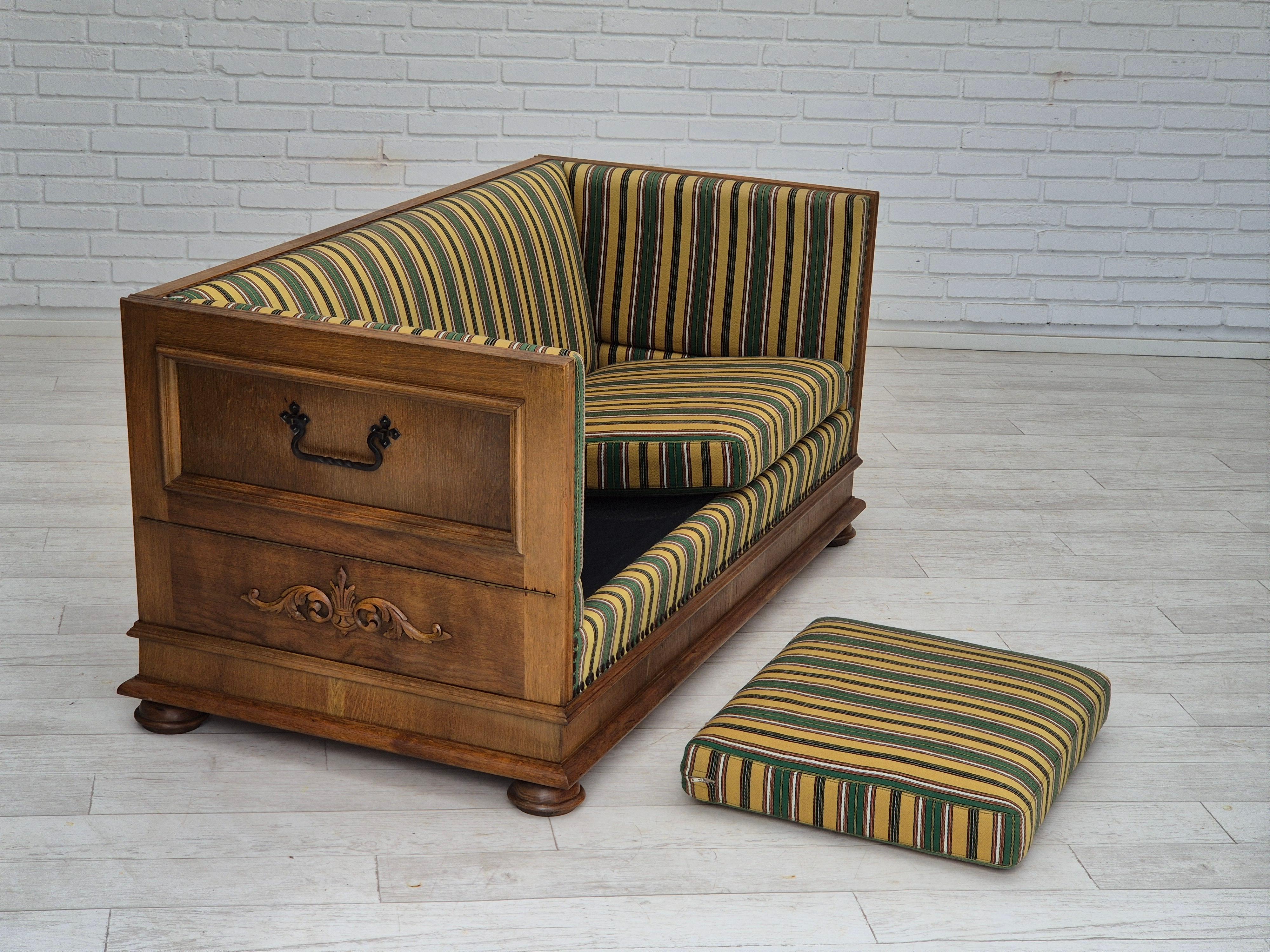 Laine 1960s, Danish drop arm sofa, furniture wool, oak wood, orginal condition. en vente