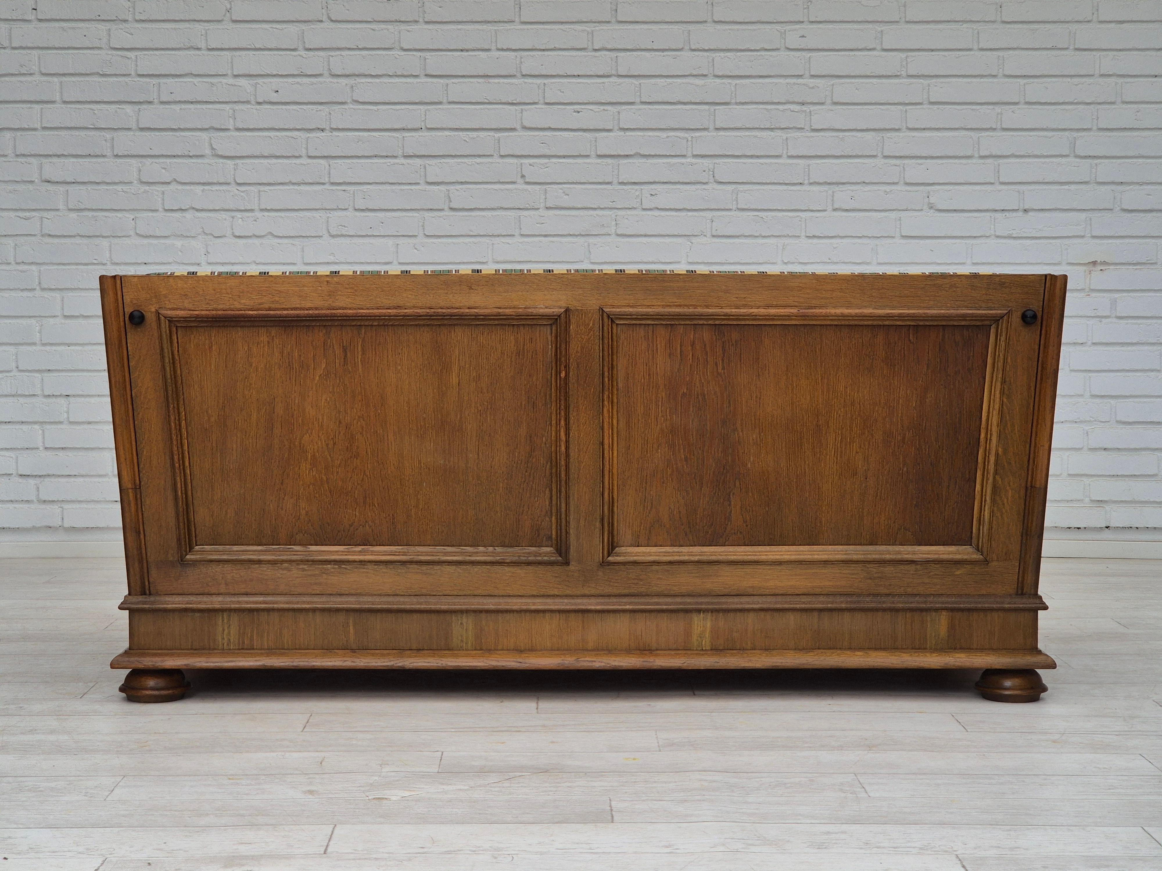 1960s, Danish drop arm sofa, furniture wool, oak wood, orginal condition. en vente 1