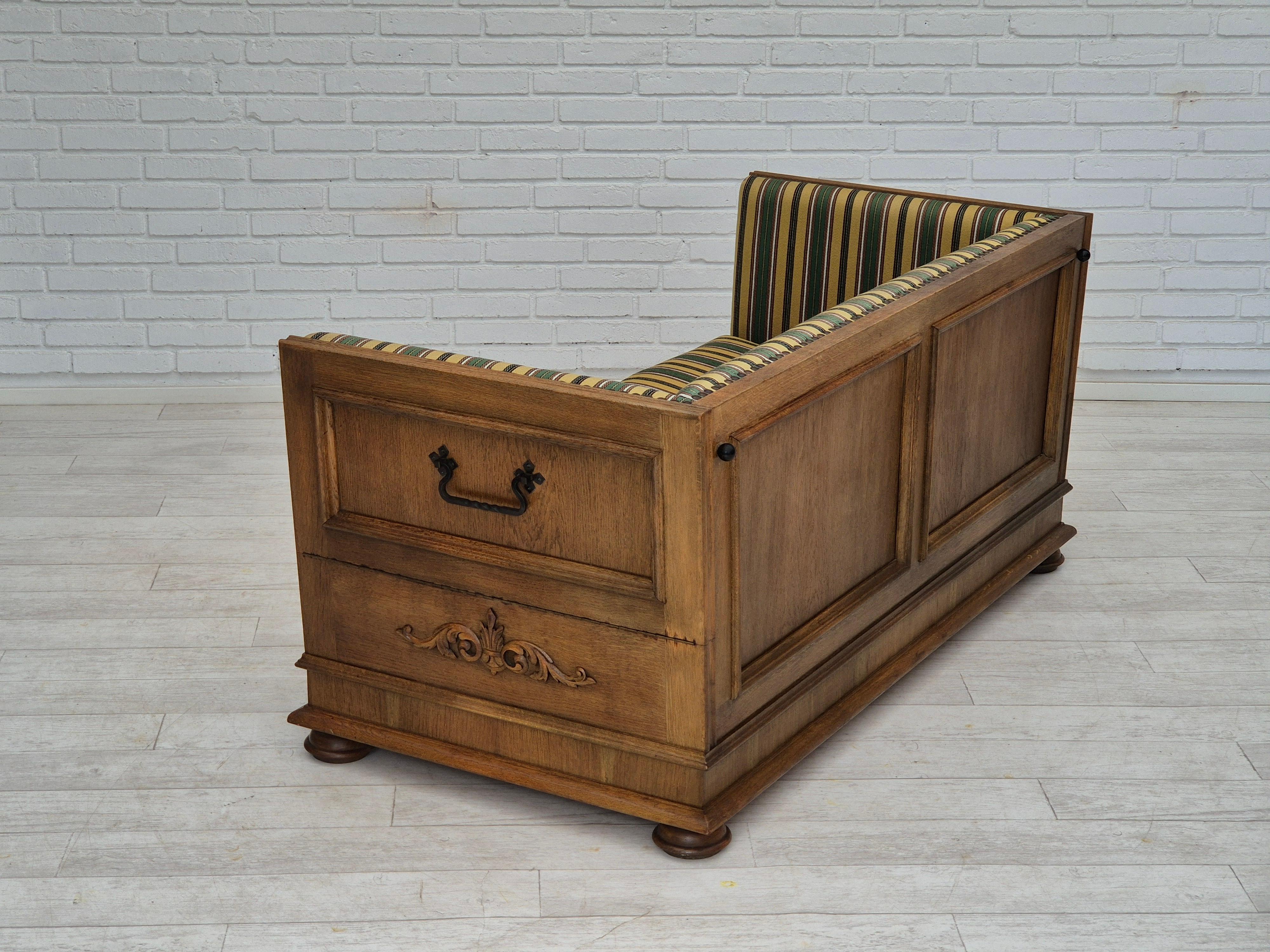 1960s, Danish drop arm sofa, furniture wool, oak wood, orginal condition. en vente 2
