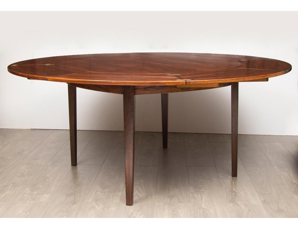 An absolutely stunning 1960s Danish rosewood 'Flip-Flap' or 'Lotus' dining table by Dyrlund. The four 'flip-flap' extension leaves slide neatly underneath the table-top for ease-of-use and storage. The table seats four to six people in its closed