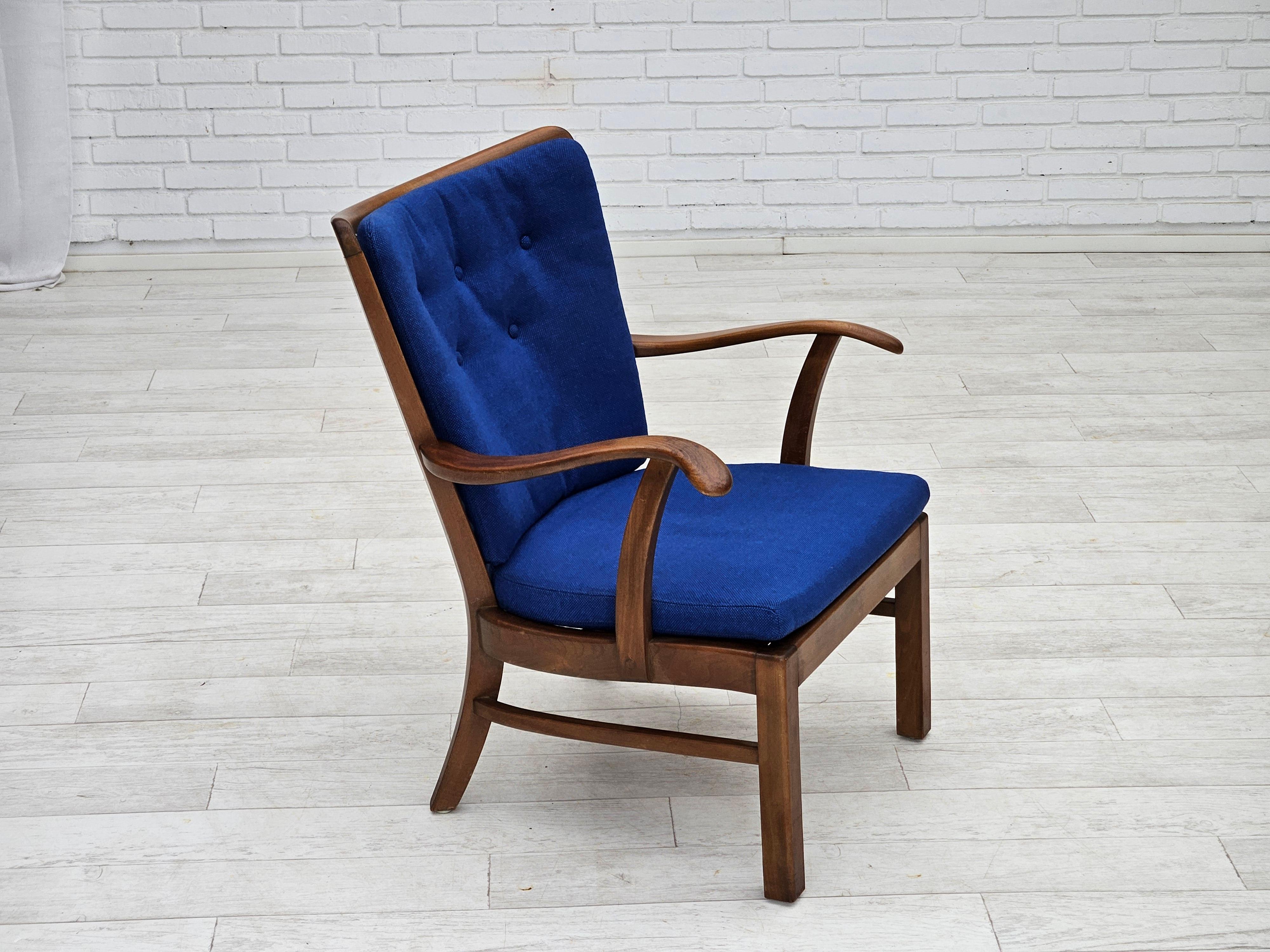 1960, fauteuil easy danois. Meuble de qualité en tissu de laine, pieds et accoudoirs en bois de hêtre. La chaise a été retapissée il y a environ 10 ans par un artisan. Très bon état : pas d'odeurs, pas de taches, et construction stable. Fabriqué par