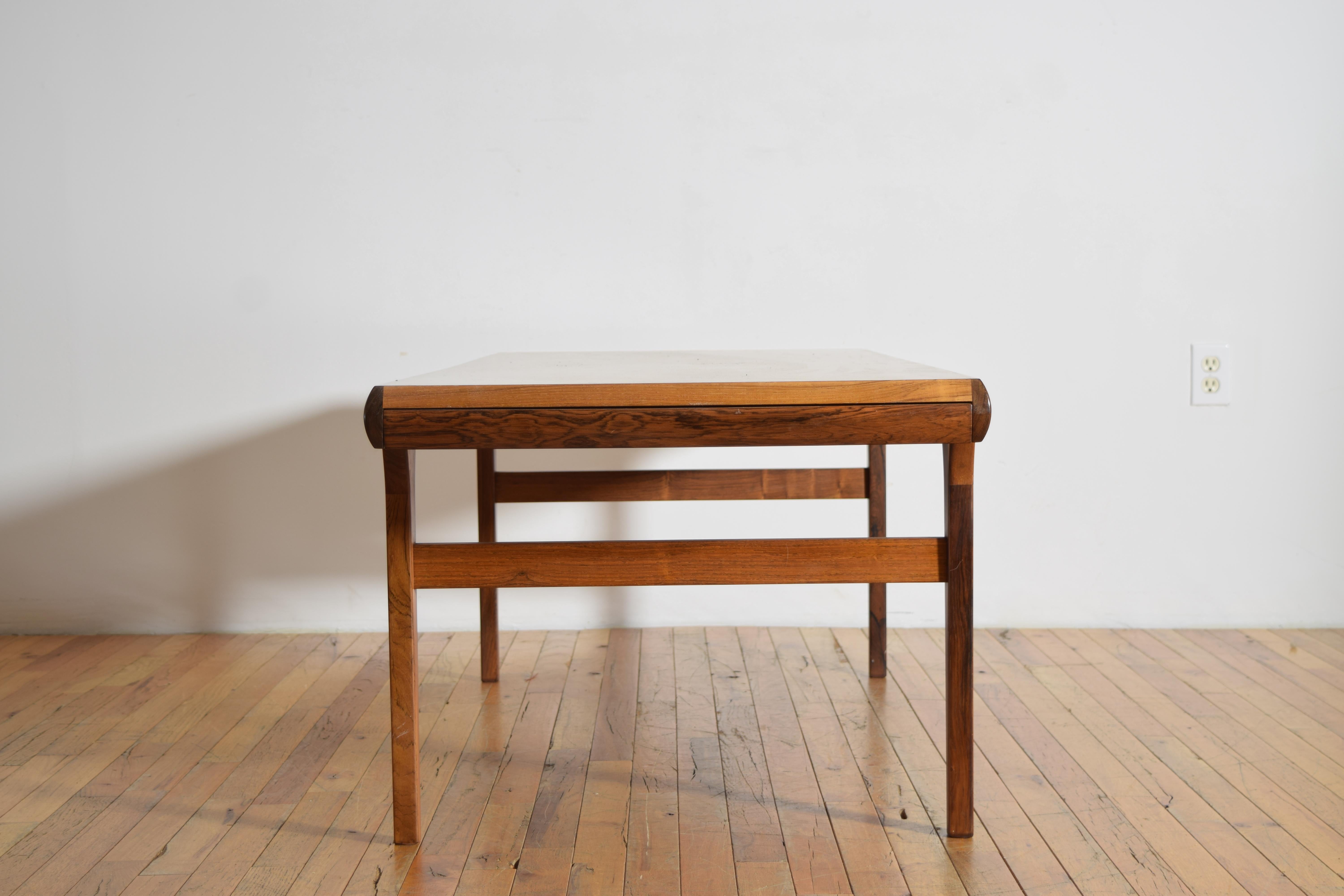Milieu du XXe siècle Table basse extensible danoise en teck des années 1960, Design/One par Johannes Andersen en vente
