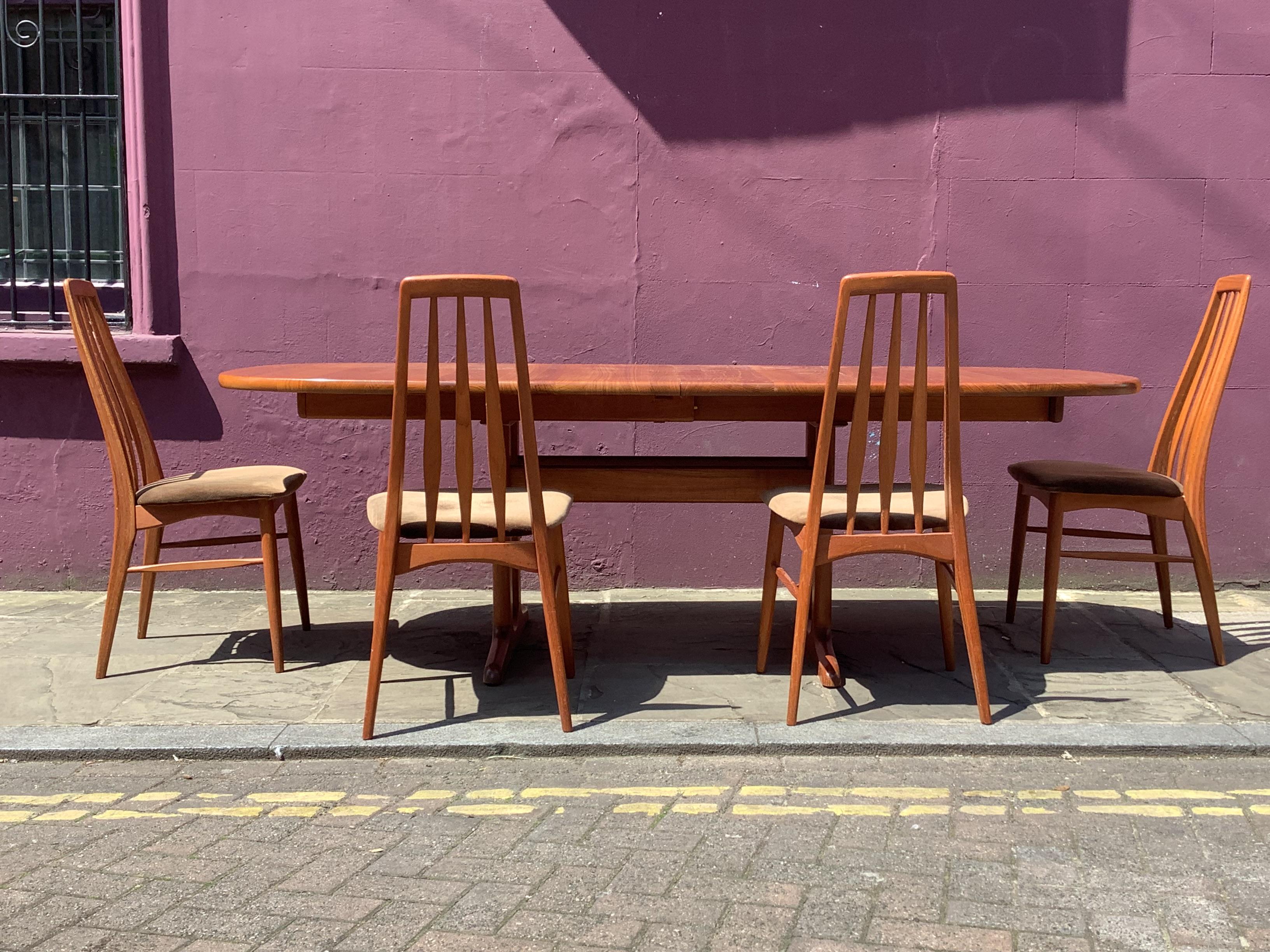 1960's Danish  extendable dining table In Good Condition In London, Lambeth