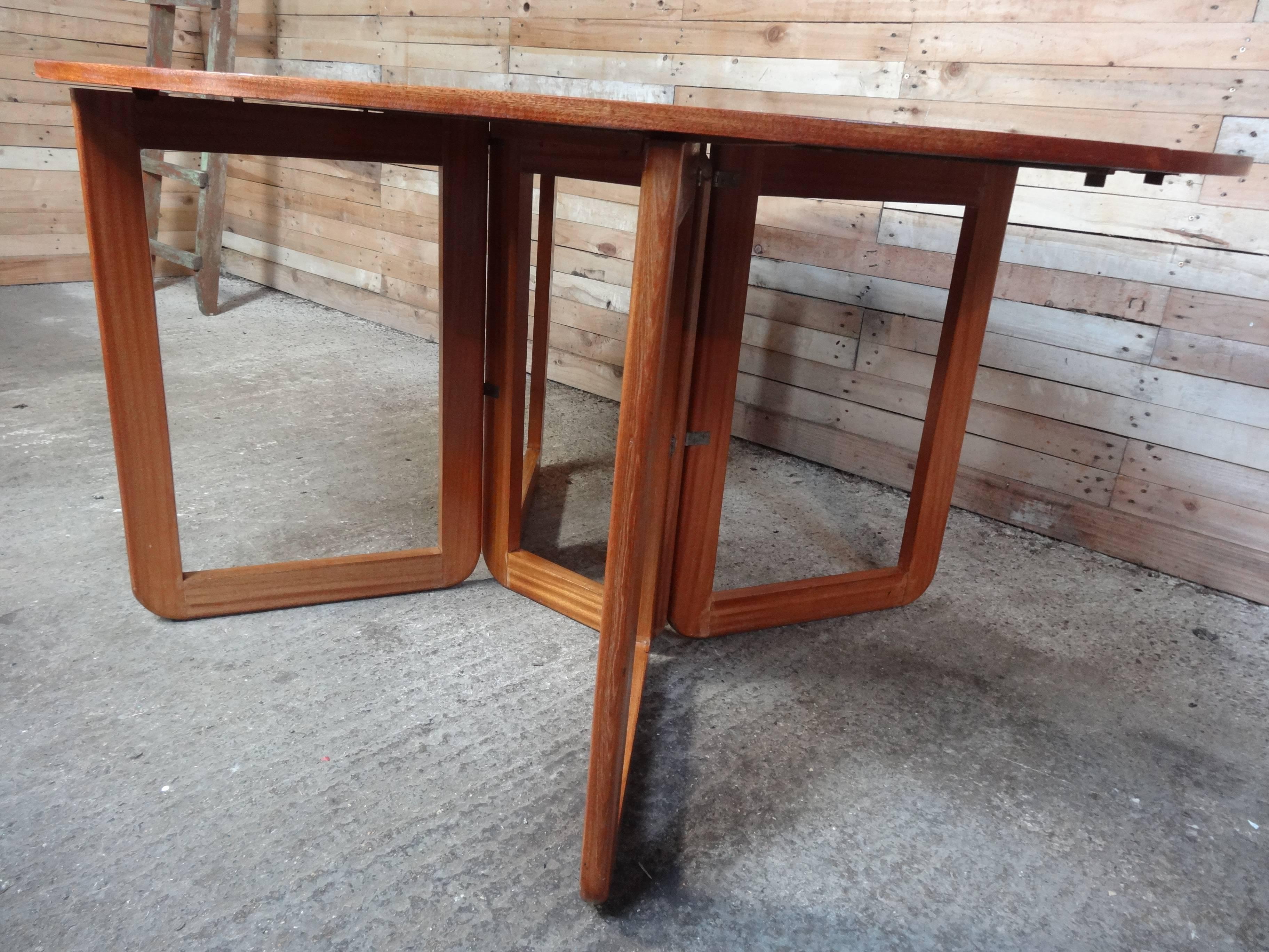 Danish extendable dropdown teak table on U legs in very good vintage condition, the table has dropdown extension leaves on either side of the table and stands on lovely U legs. 

Measures: Height: 75cm, depth 152cm, width 41, 80 or 122cm.