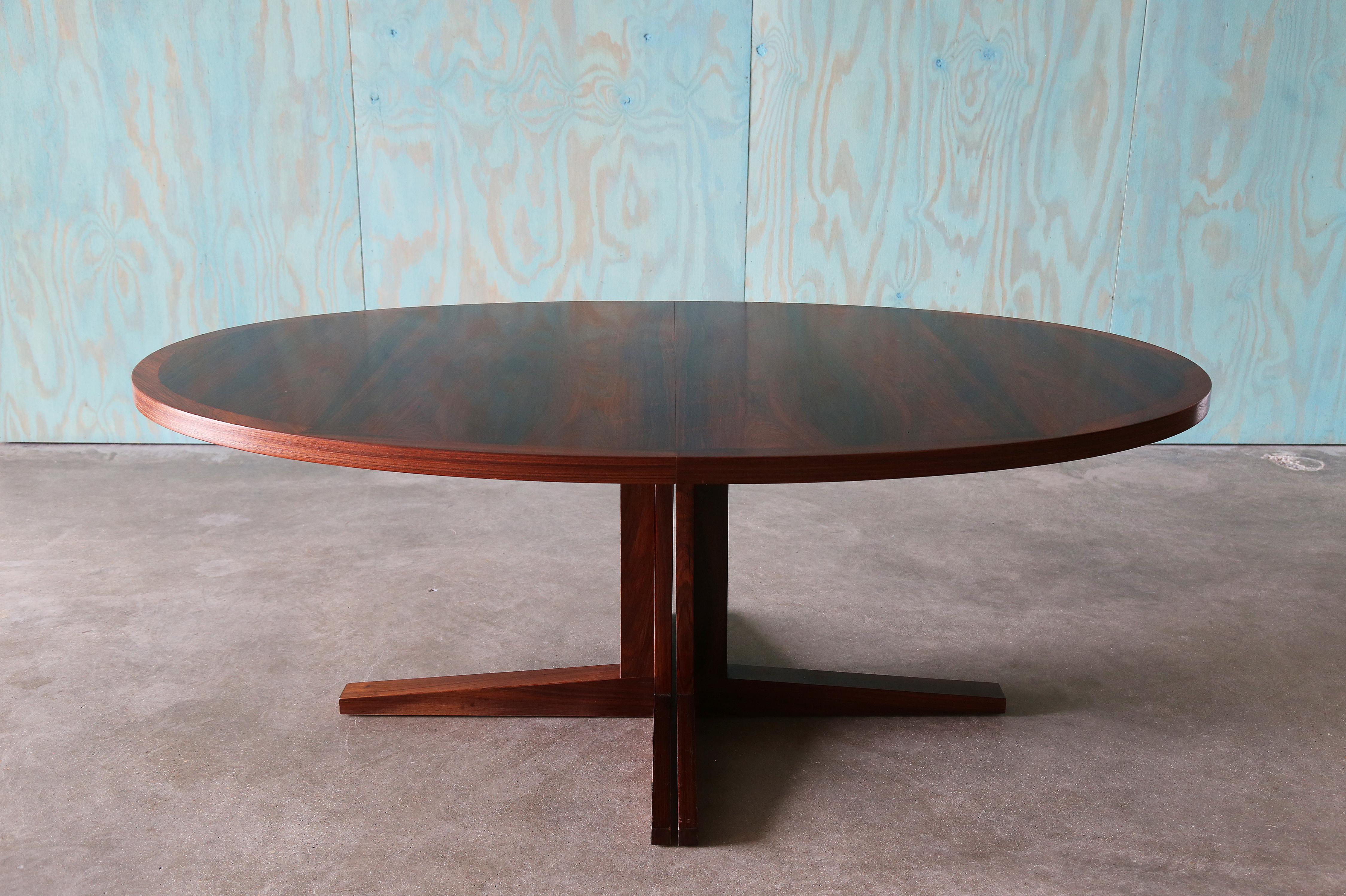 1960s Danish Extendable Rosewood Dining Table John Mortensen for Heltborg Møbler In Good Condition For Sale In Virginia Beach, VA