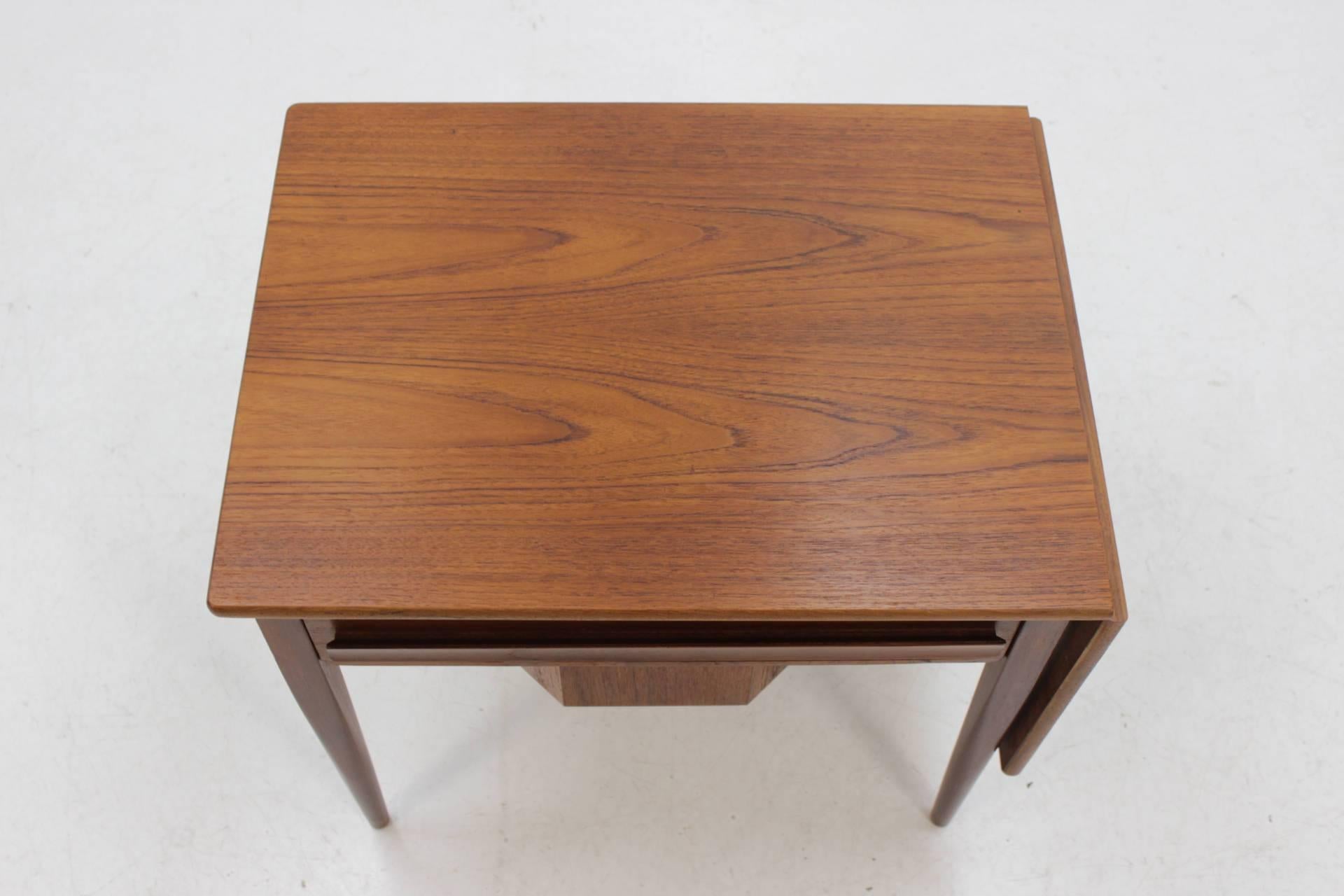 1960s Danish Extendable Teak Sewing Table In Excellent Condition In Praha, CZ