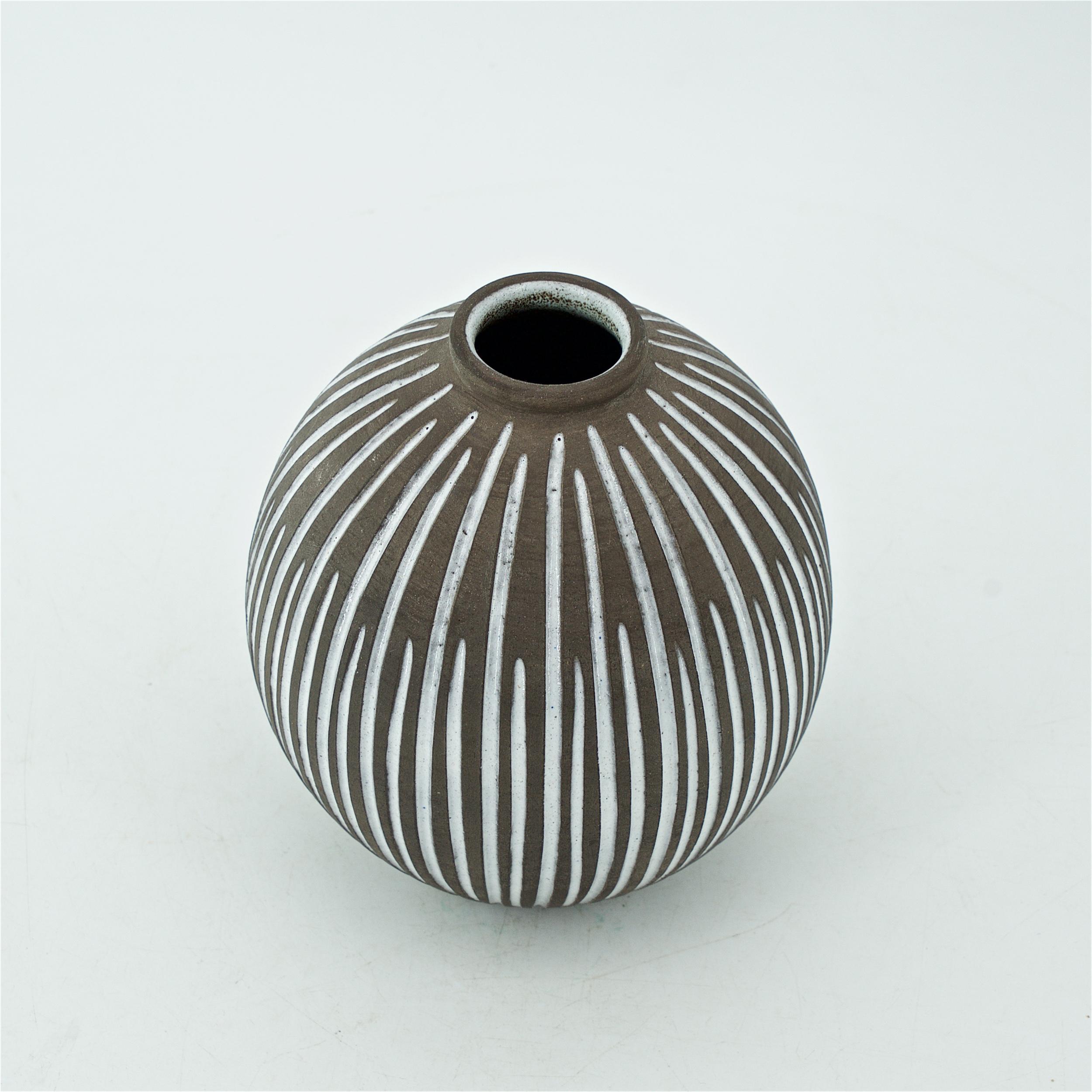 Bellissimo pezzo di Studio Pottery scandinavo della metà del secolo scorso con incisione geometrica di Ostergaard, una sfera allungata leggermente verso l'alto.