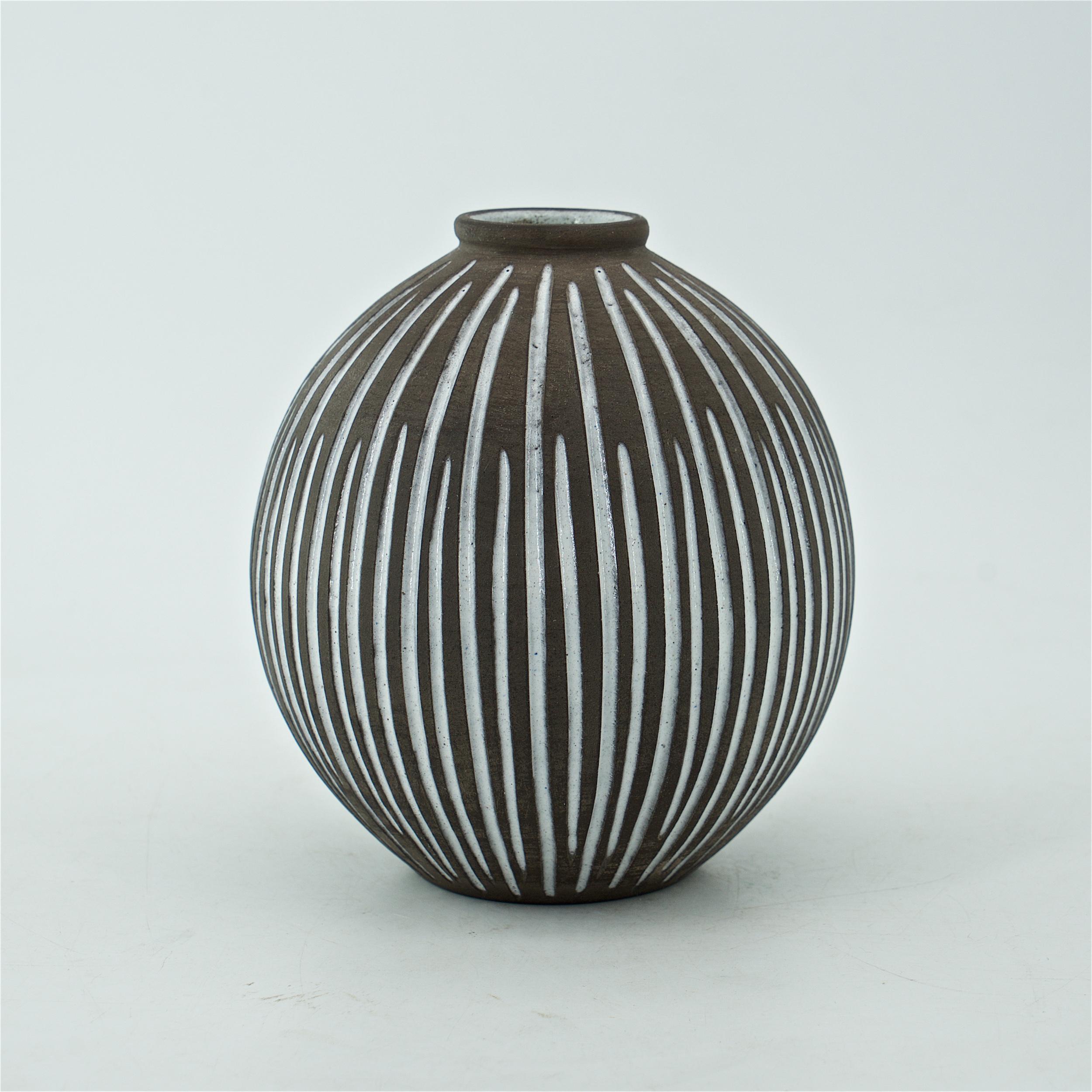 Scandinavo moderno 1960, danese, artista donna Studio Pottery Vaso a zucca Sfera Scultura in gres in vendita