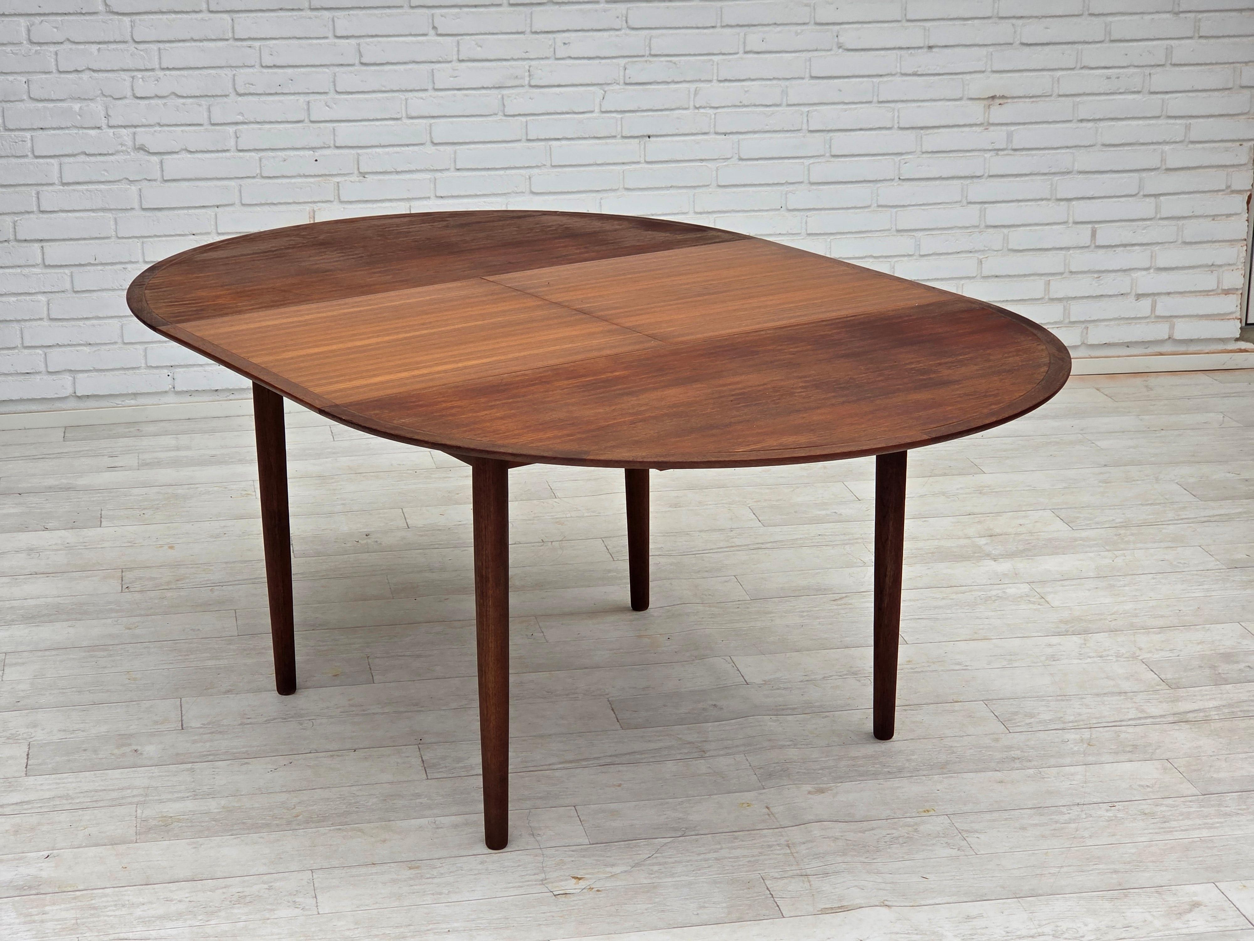 1960s, Danish foldable dining round table, teak wood, original condition. 4