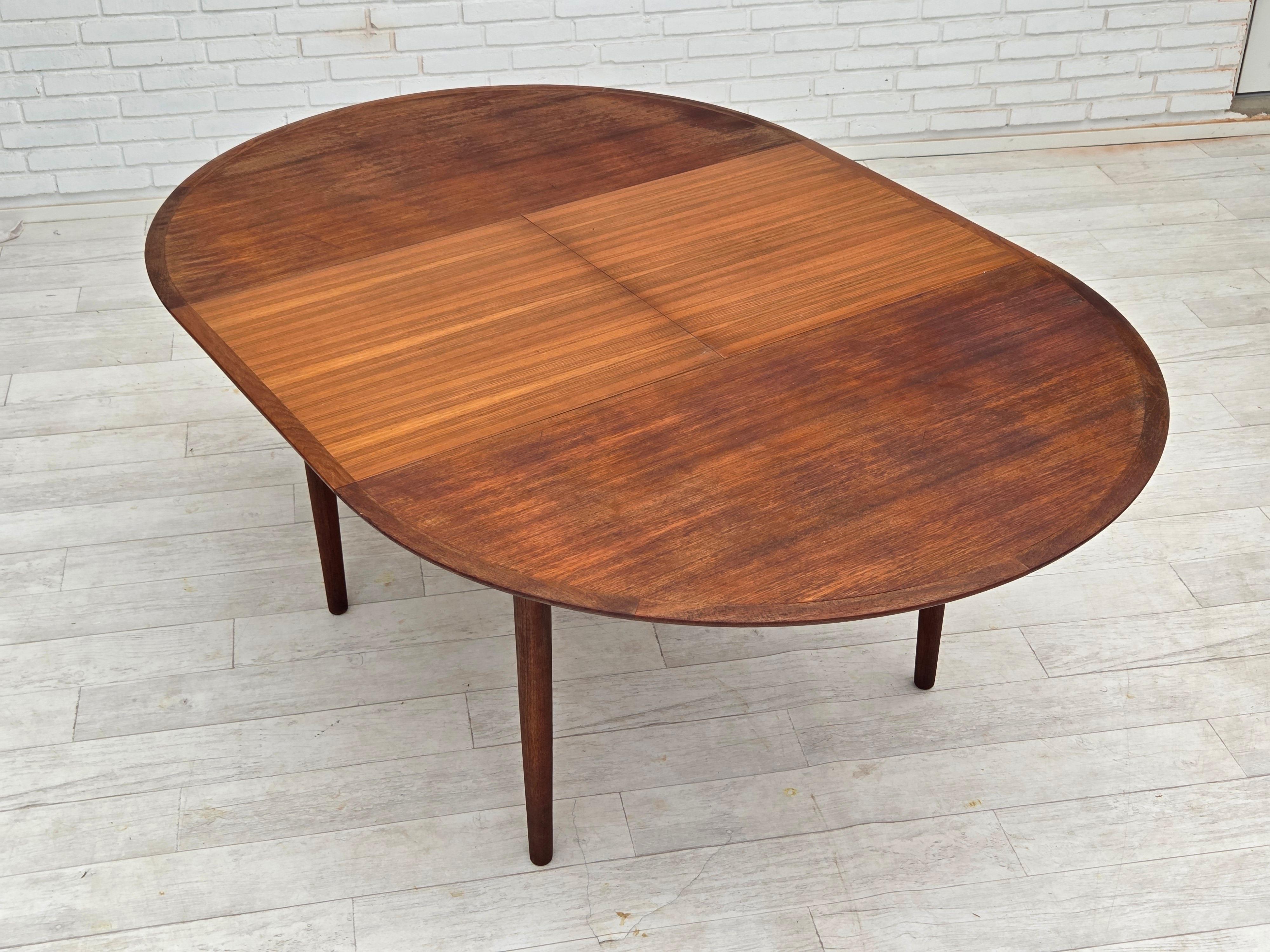 1960s, Danish foldable dining round table, teak wood, original condition. 5
