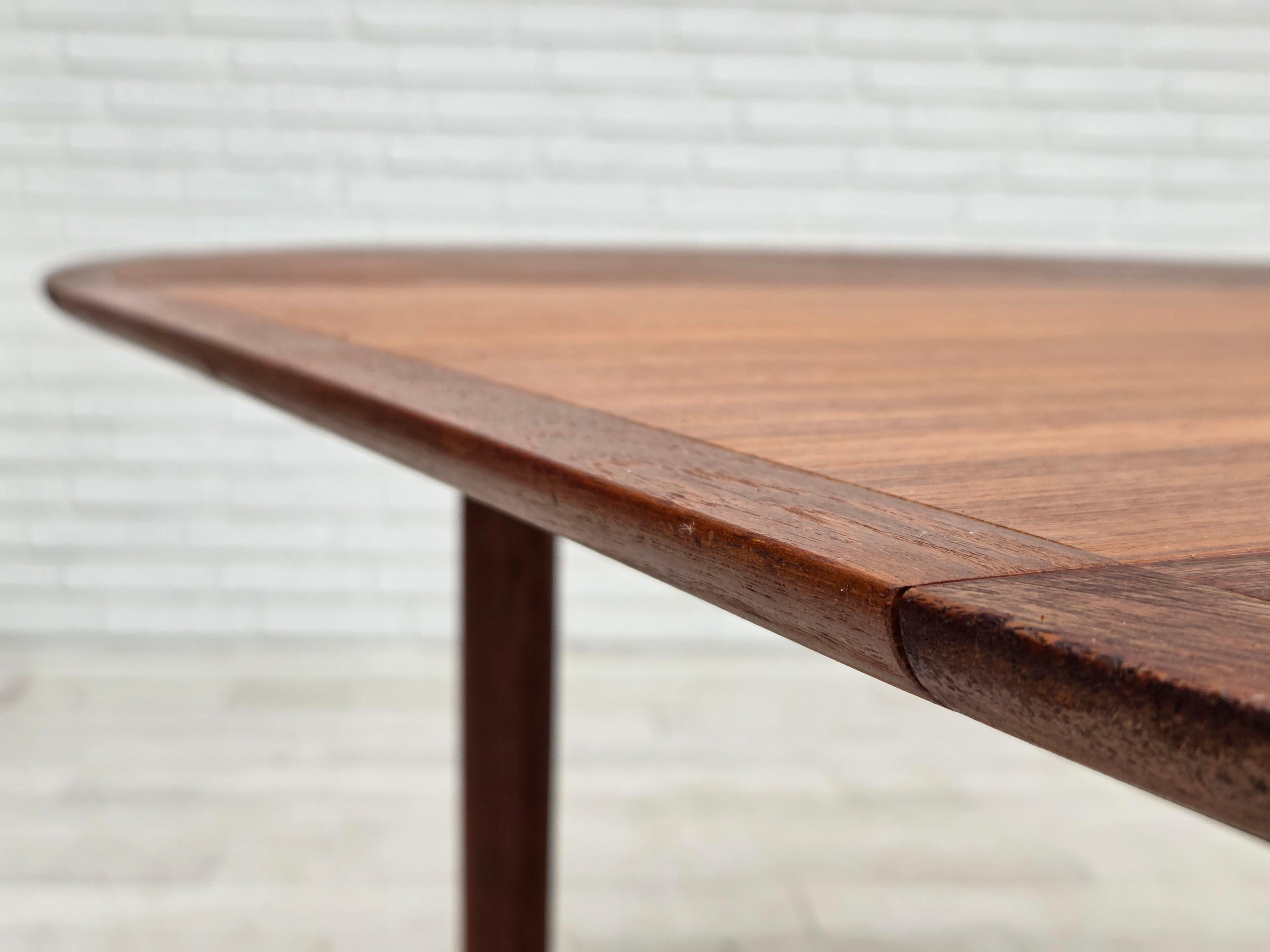 1960s, Danish foldable dining round table, teak wood, original condition. 6
