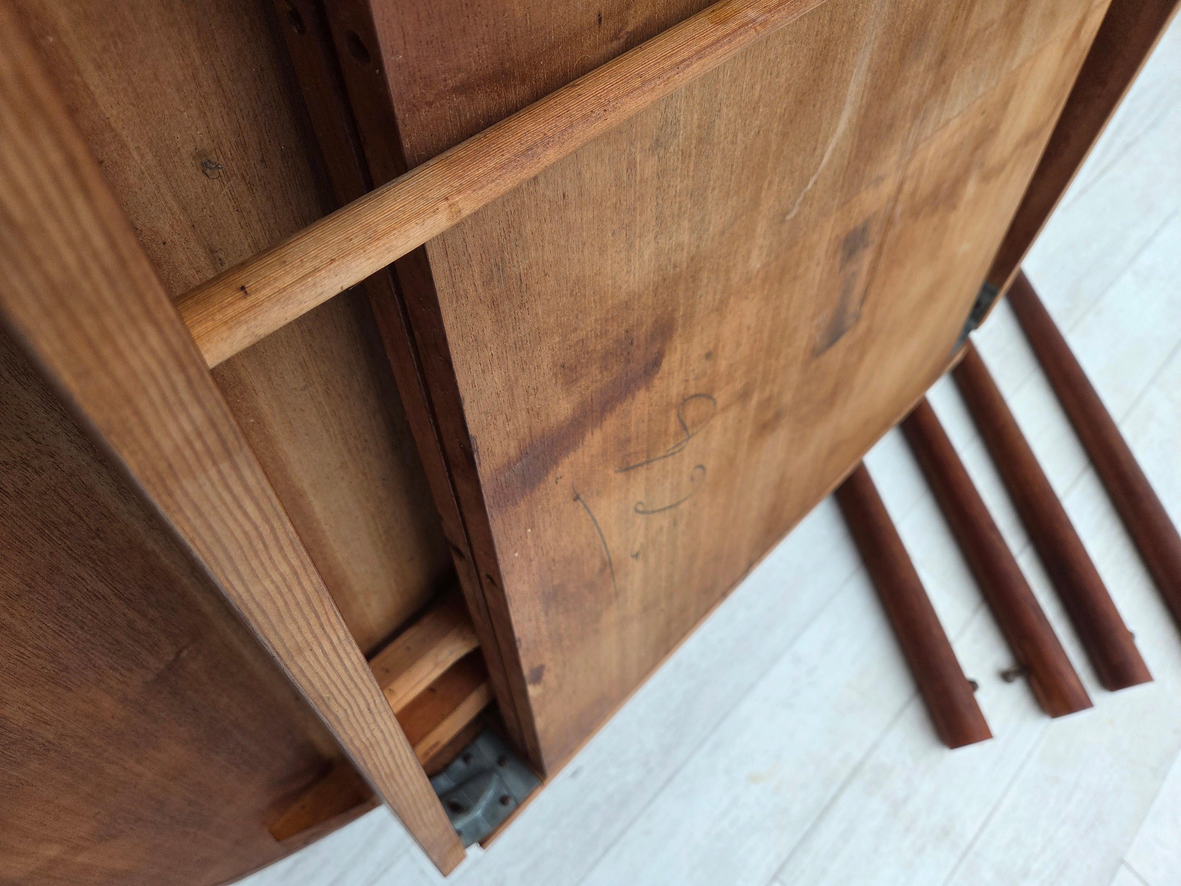 1960s, Danish foldable dining round table, teak wood, original condition. In Good Condition In Tarm, 82