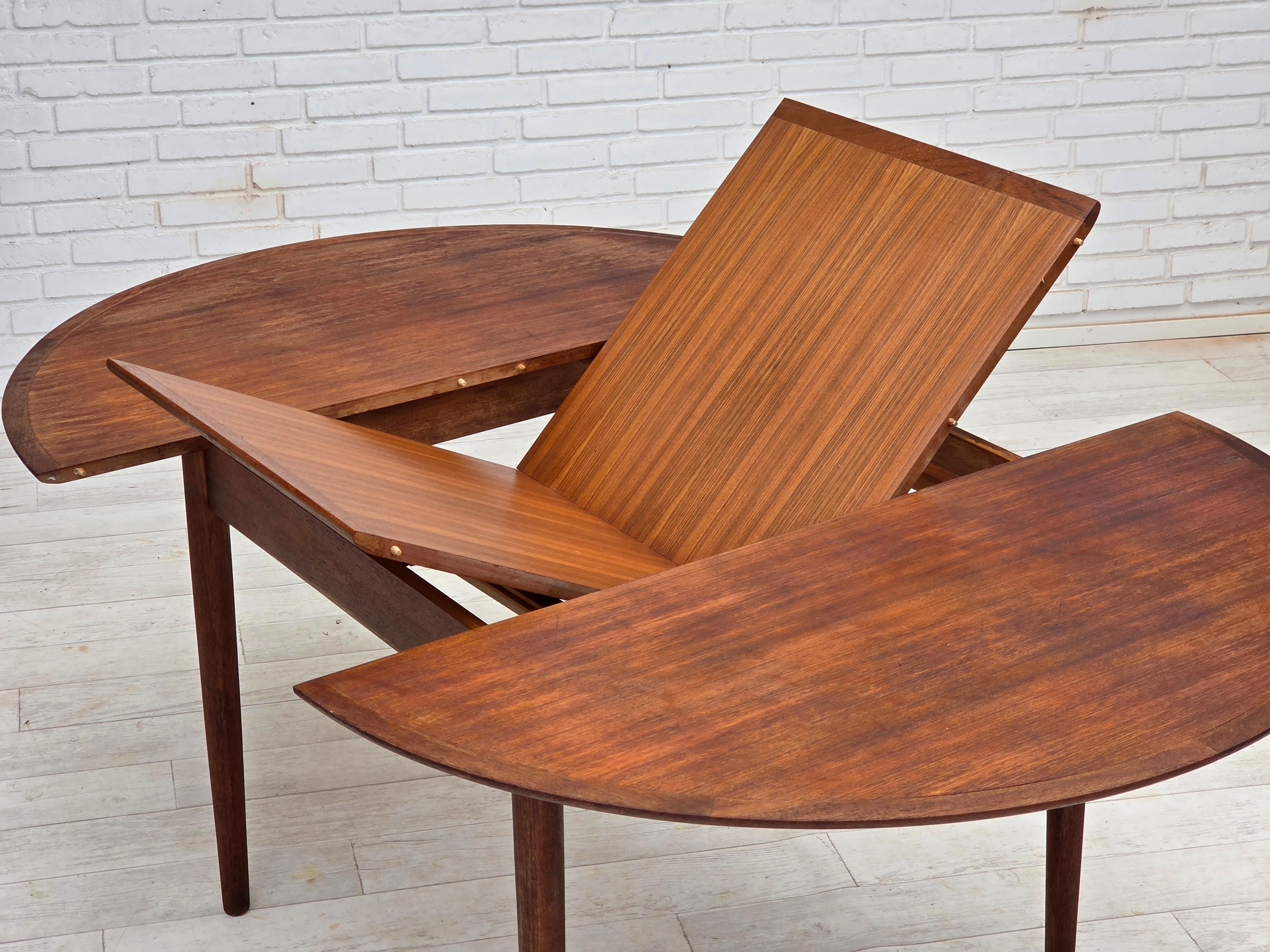 1960s, Danish foldable dining round table, teak wood, original condition. 3