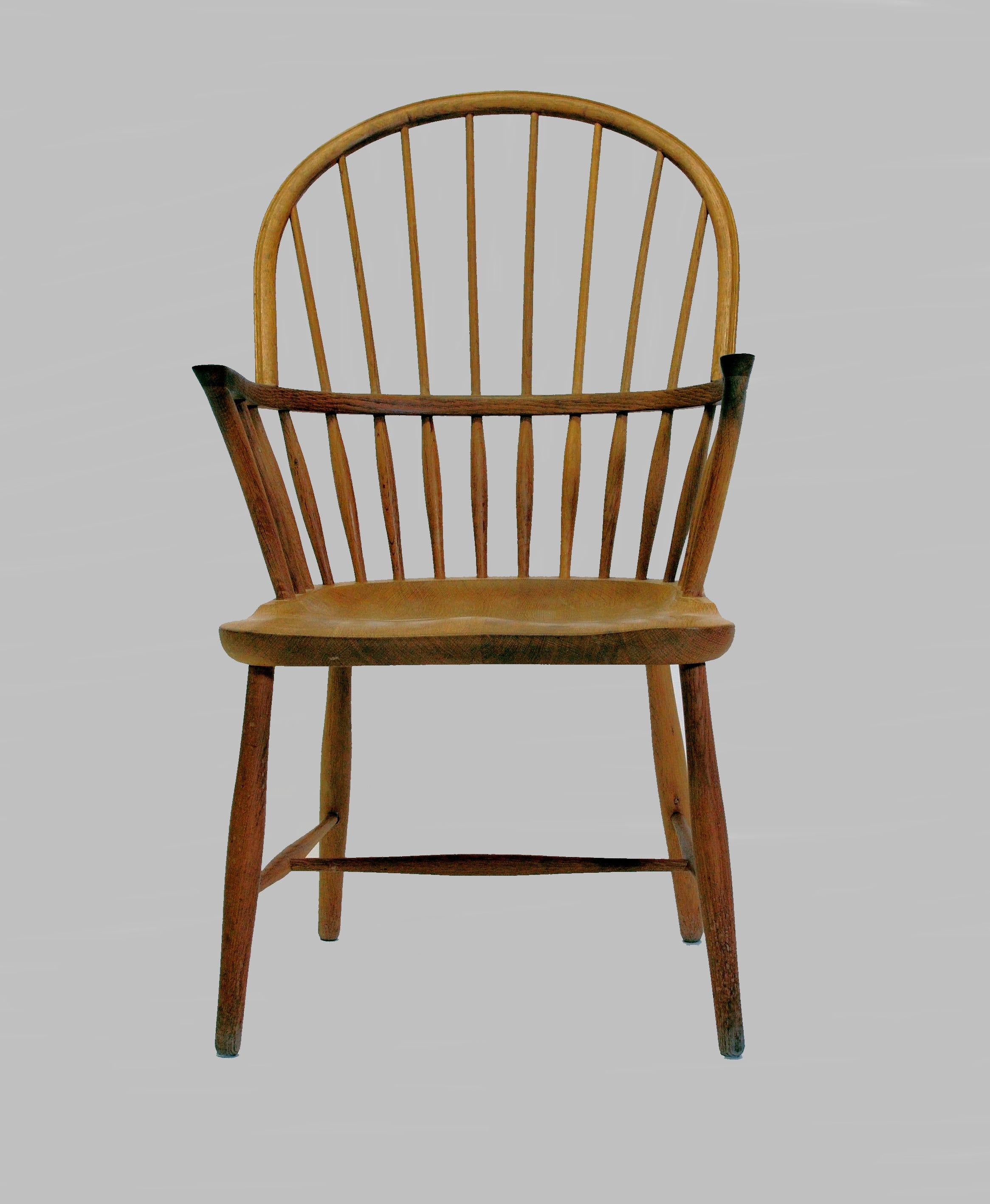 CH 18A Windsor-Stuhl mit hoher Rückenlehne aus Eiche, entworfen von Frits Henningsen und hergestellt von Carl Hansen & Søn. 

Der Stuhl zeichnet sich durch die handwerkliche Kunstfertigkeit der Tischler aus. Mit seiner halbrunden Rückenlehne, die