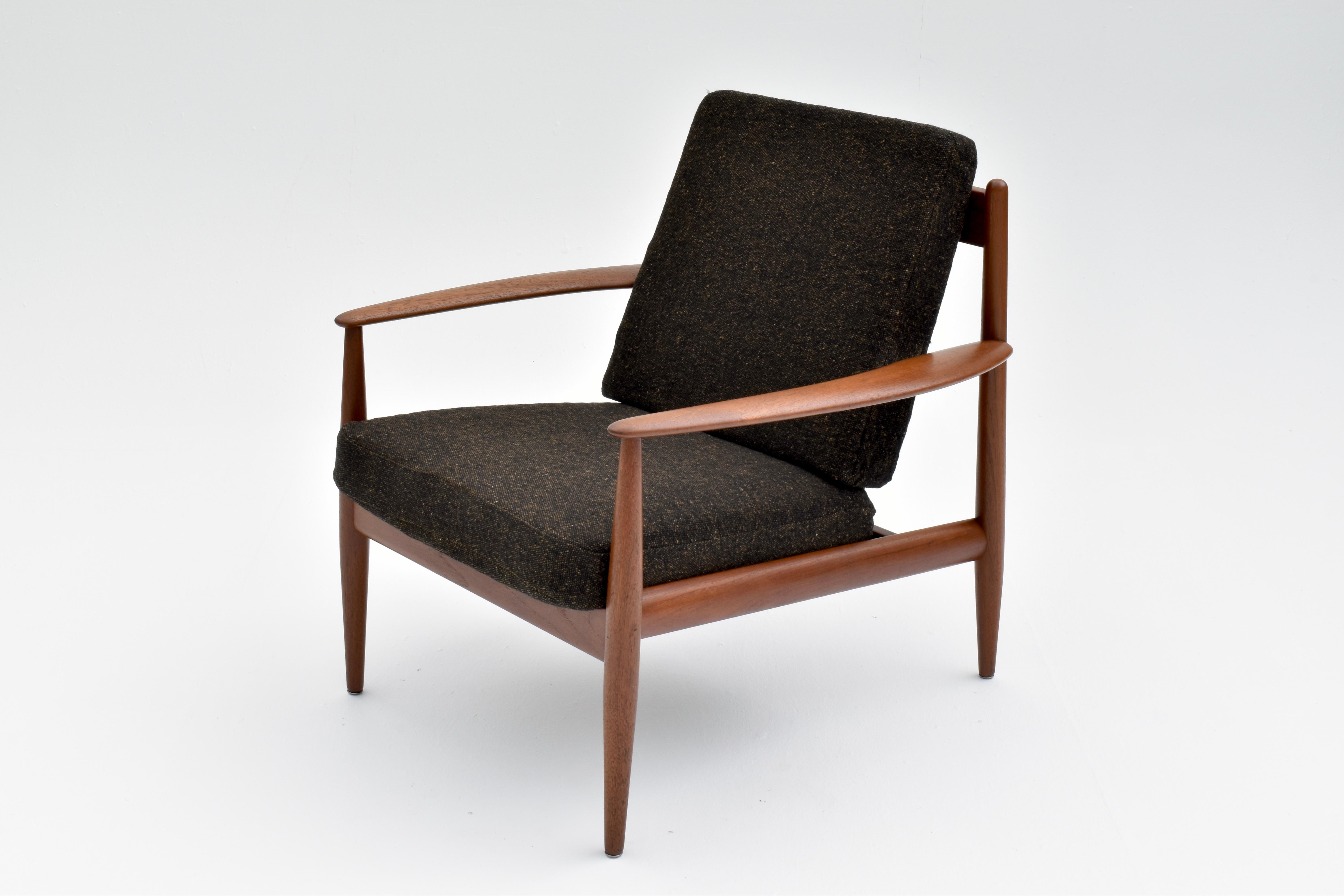Un classique du design danois.

Magnifique chaise longue en teck massif conçue par Grete Jalk au milieu des années 50 pour France & Son, Danemark.

Il s'agit d'une des premières chaises produites et, à notre avis, la plus désirable.

Cet exemplaire