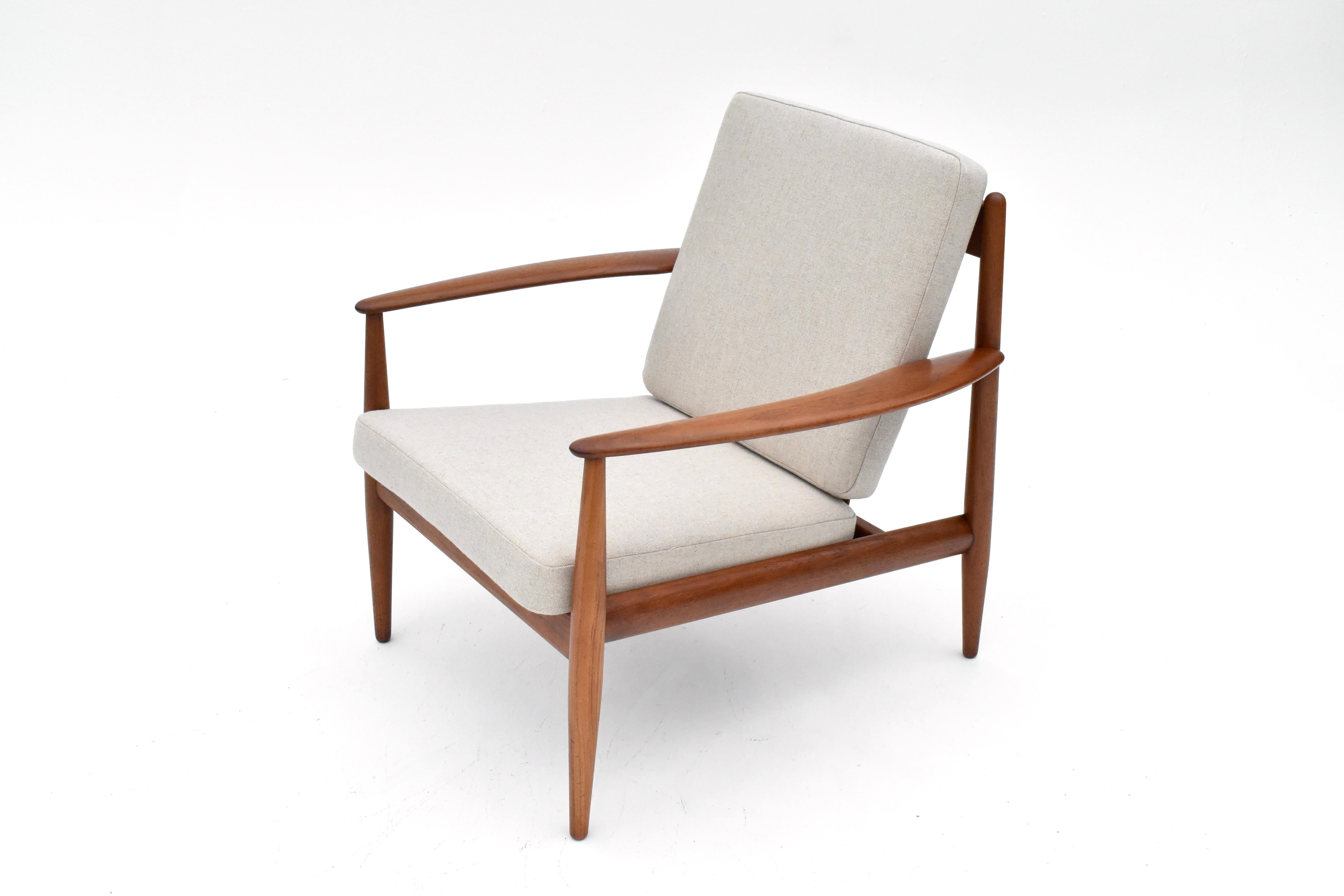 Un classique du design danois.

Magnifique chaise longue en teck massif conçue par Grete Jalk au milieu des années 50 pour France & Son, Danemark.

Il s'agit d'une des premières chaises produites et, à notre avis, la plus désirable.

Cet exemplaire