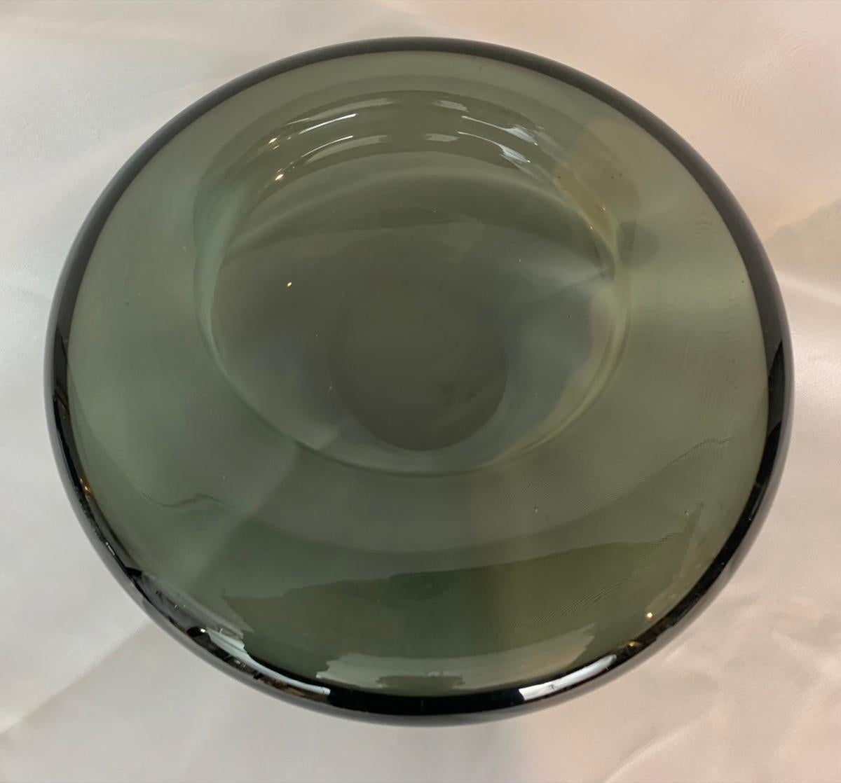 Handgefertigte dnische Schale aus grauem Glas aus den 1960er Jahren von Per Ltken fr Holmegaard. Nr. 16039 im Angebot 1