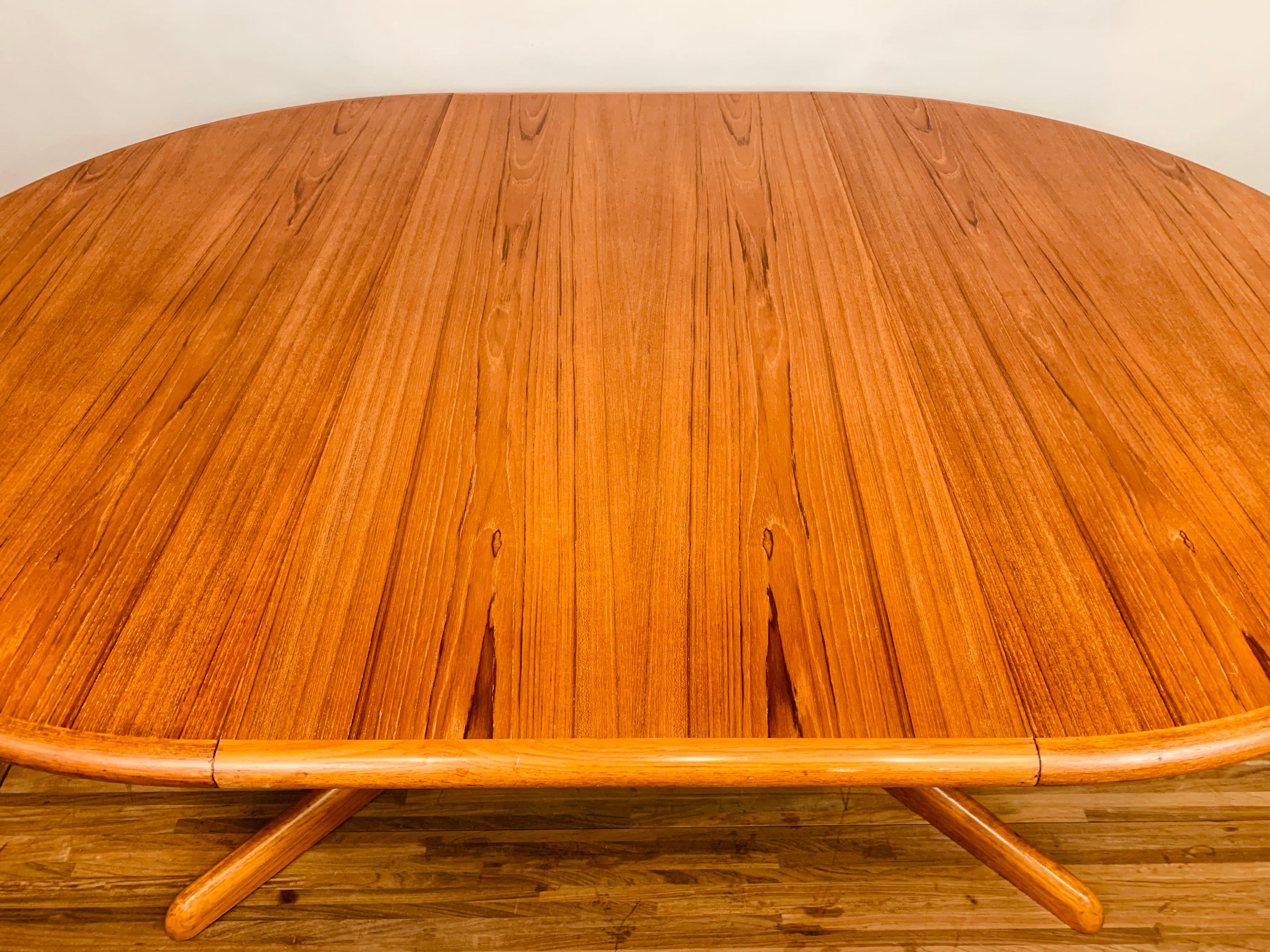 1960s Danish Gudme Møblefabrik Teak Extendable One Leaf Pedestal Dining Table In Good Condition In London, GB