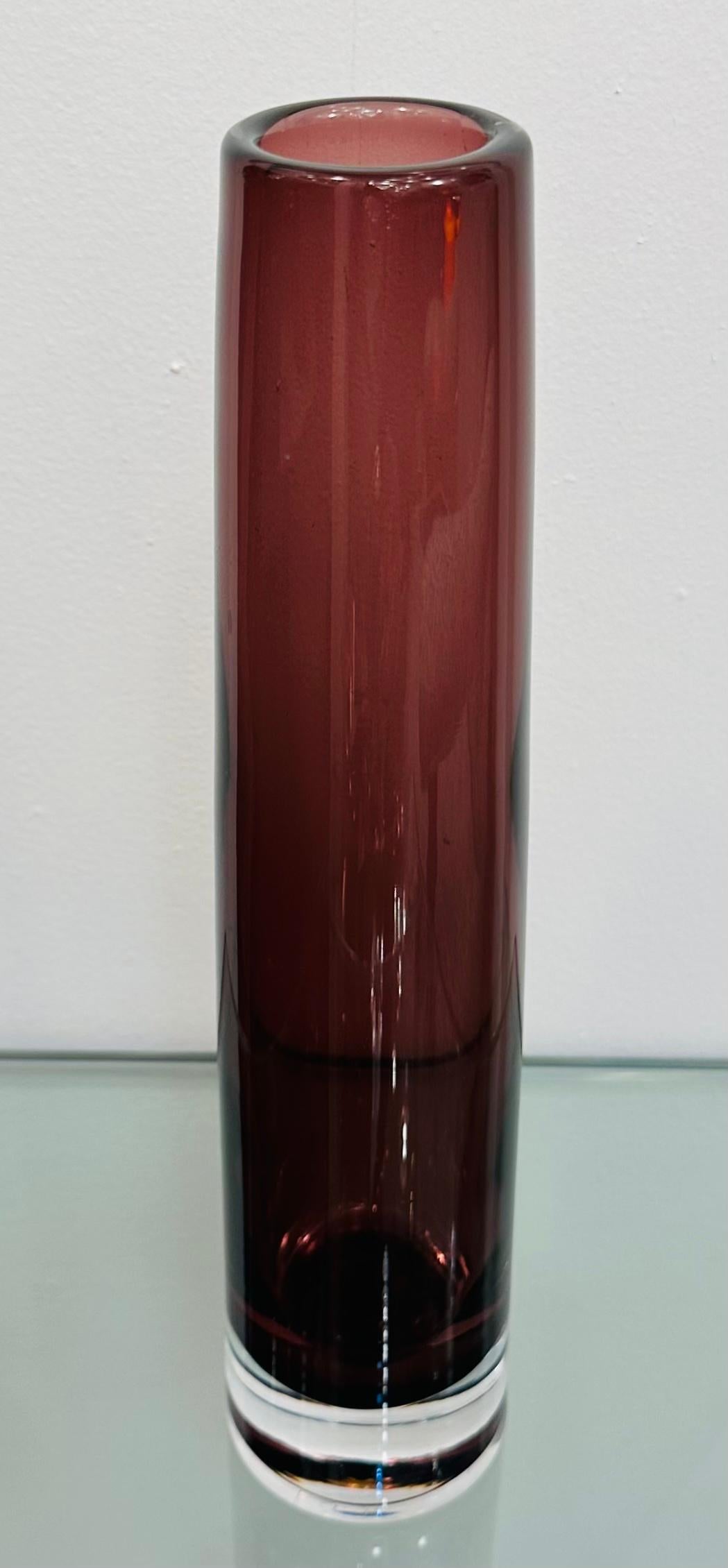 Mid-Century moderno Vaso conico rotondo in vetro Sommerso viola e trasparente soffiato a mano del 1960 in vendita