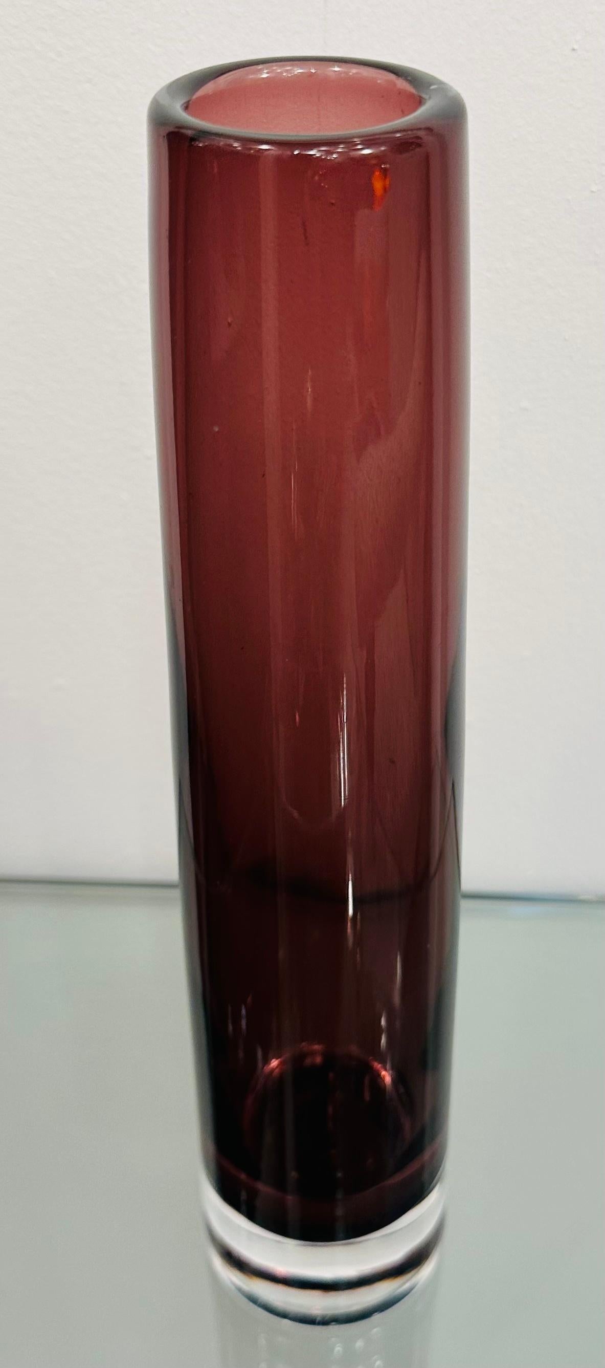Fatto a mano Vaso conico rotondo in vetro Sommerso viola e trasparente soffiato a mano del 1960 in vendita