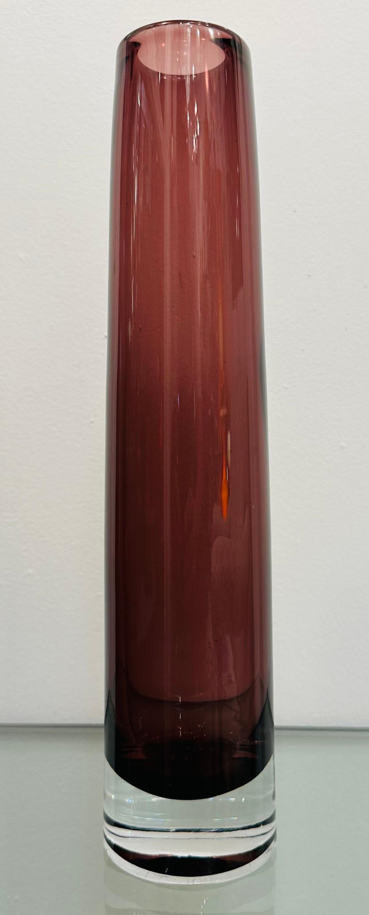 Vaso conico rotondo in vetro Sommerso viola e trasparente soffiato a mano del 1960 In condizioni buone in vendita a London, GB