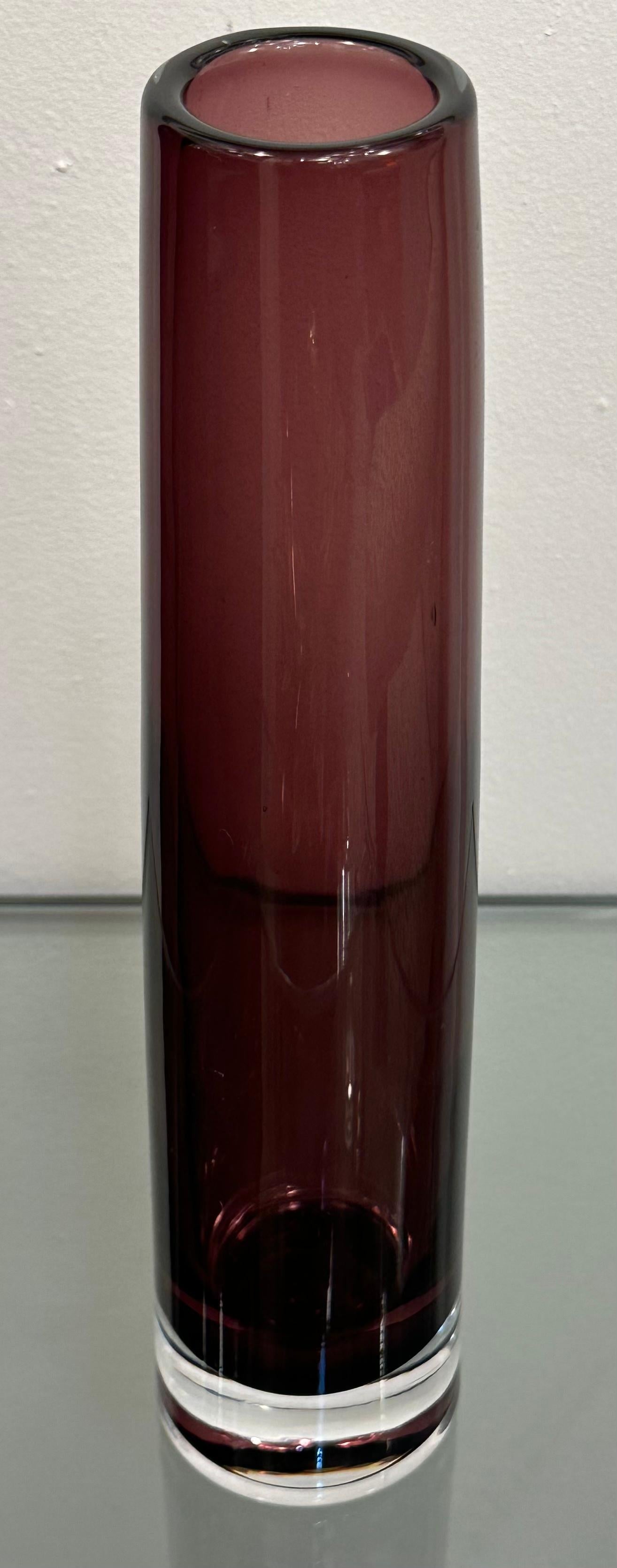 XX secolo Vaso conico rotondo in vetro Sommerso viola e trasparente soffiato a mano del 1960 in vendita