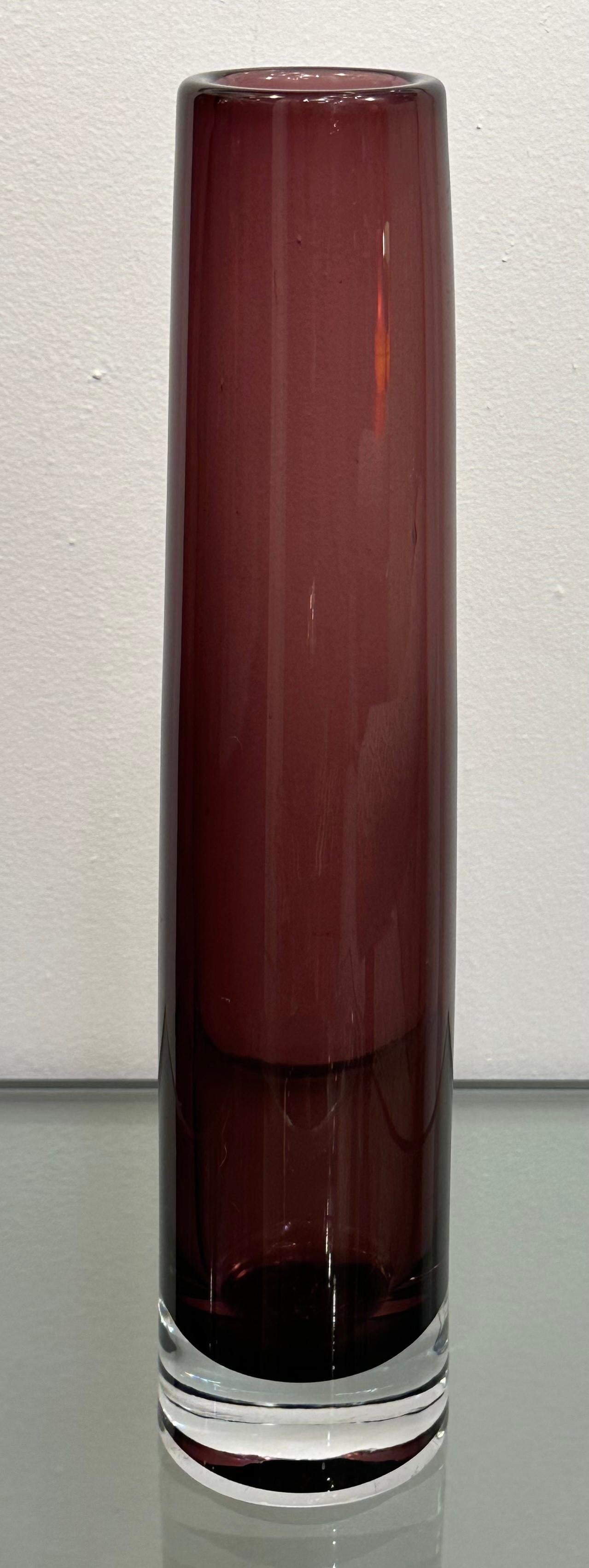 Vetro soffiato Vaso conico rotondo in vetro Sommerso viola e trasparente soffiato a mano del 1960 in vendita