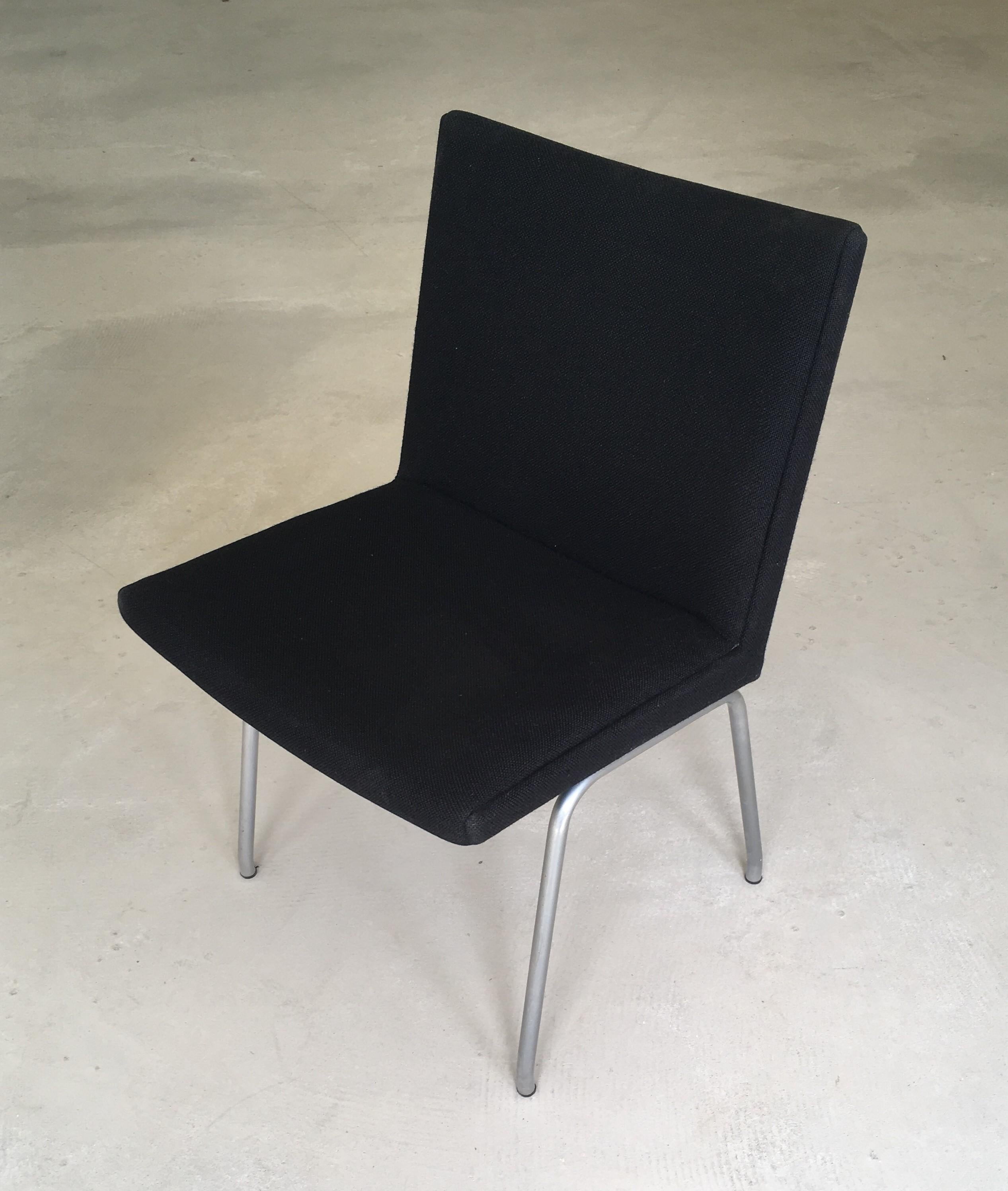 1960er Jahre dänischer Hans J. Wegner Airport Chair:: neu gepolstert in schwarzem Stoff (Skandinavische Moderne) im Angebot