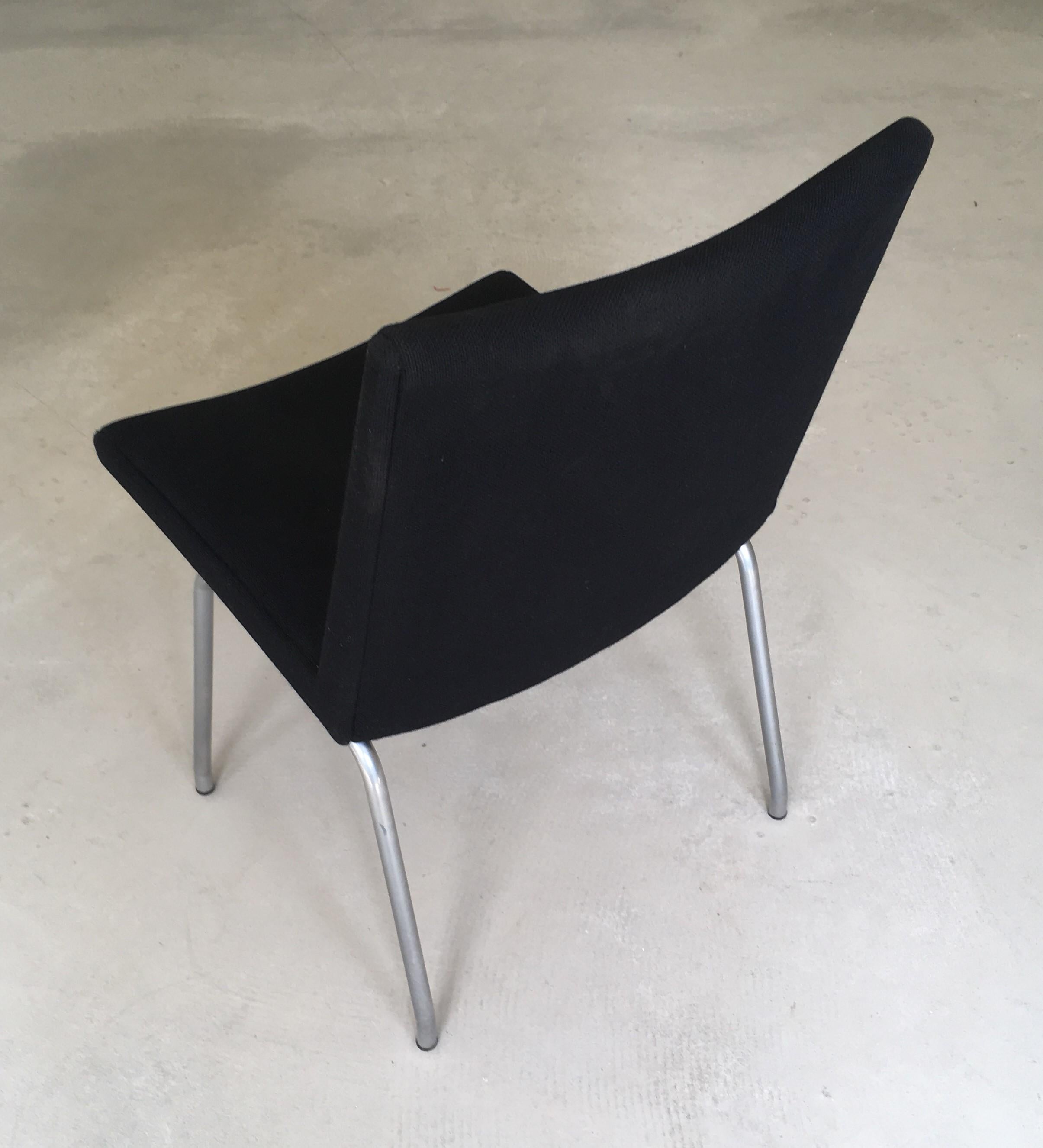 1960s Danish Hans J. Wegner Airport Chair Reupholstered in Black Fabric In Good Condition For Sale In Knebel, DK