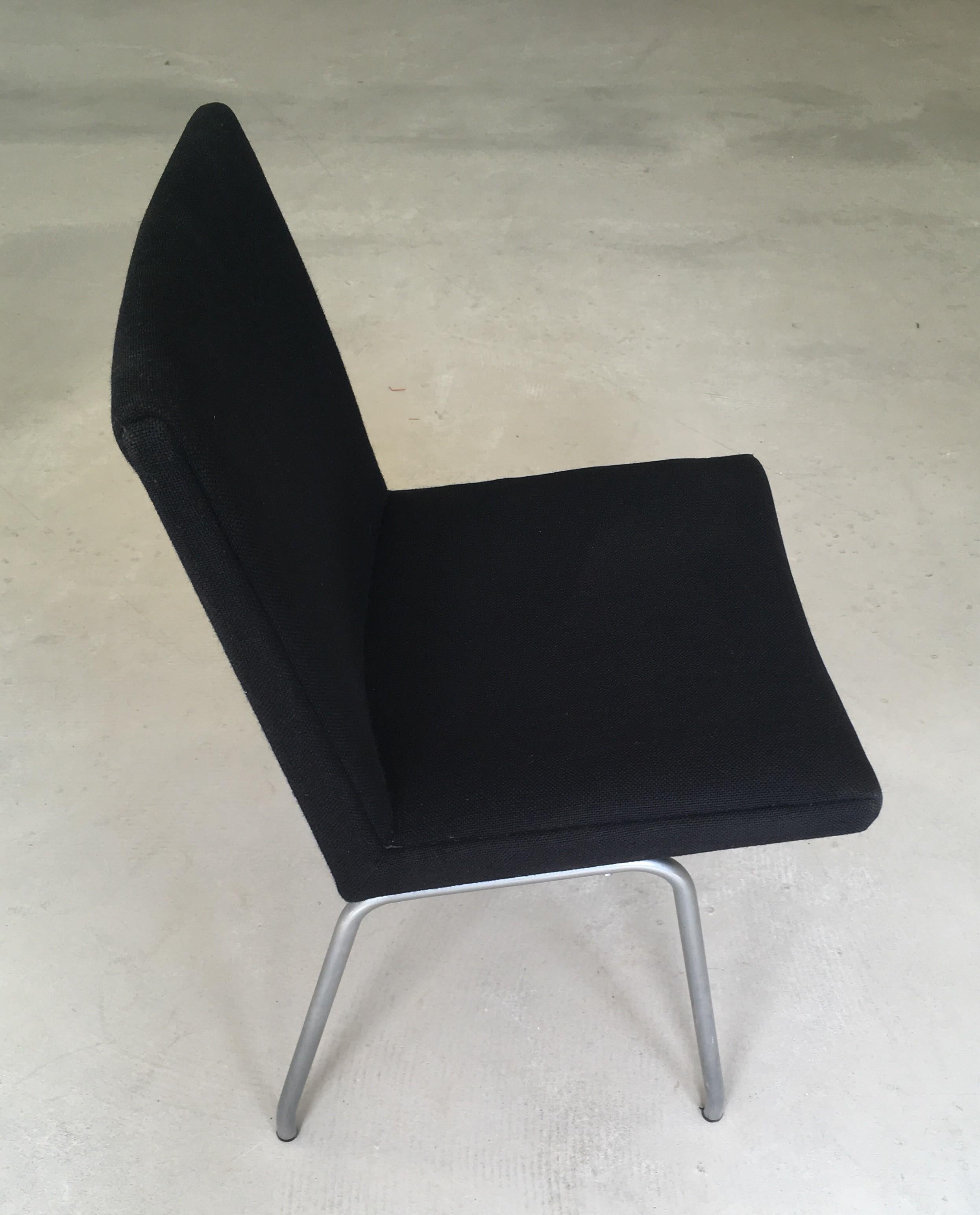 chaise d'aéroport danoise des années 1960 Hans J. Wegner retapissée en tissu noir en vente 1