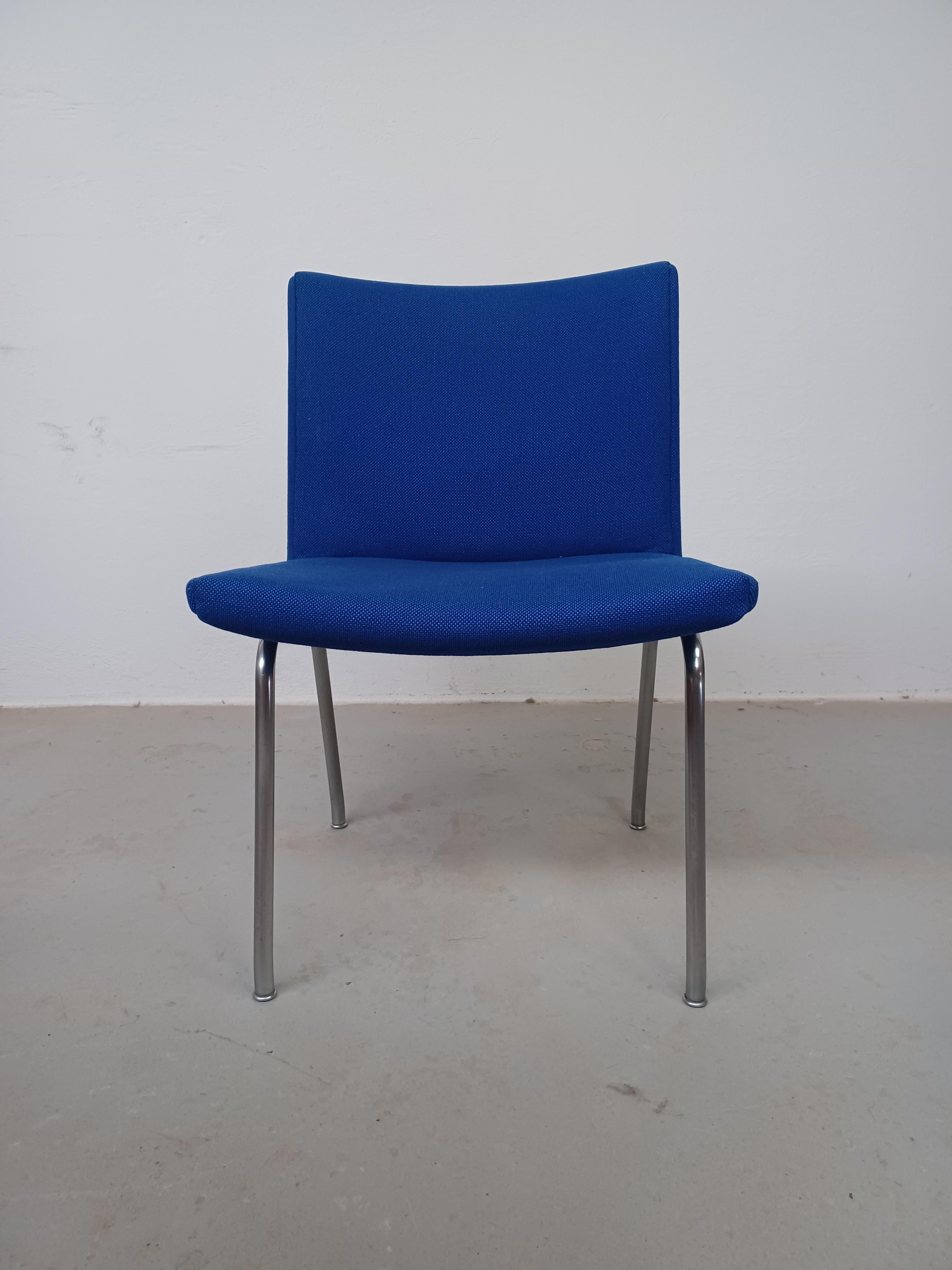 Chaise Hans Wegner AP38 'Airport' par A.P. Volé.

La chaise moderne exceptionnelle de son époque a été conçue à l'origine en 1958, sur des châssis en acier tubulaire. Les sièges seront retapissés dans la couleur de votre choix à partir de la série