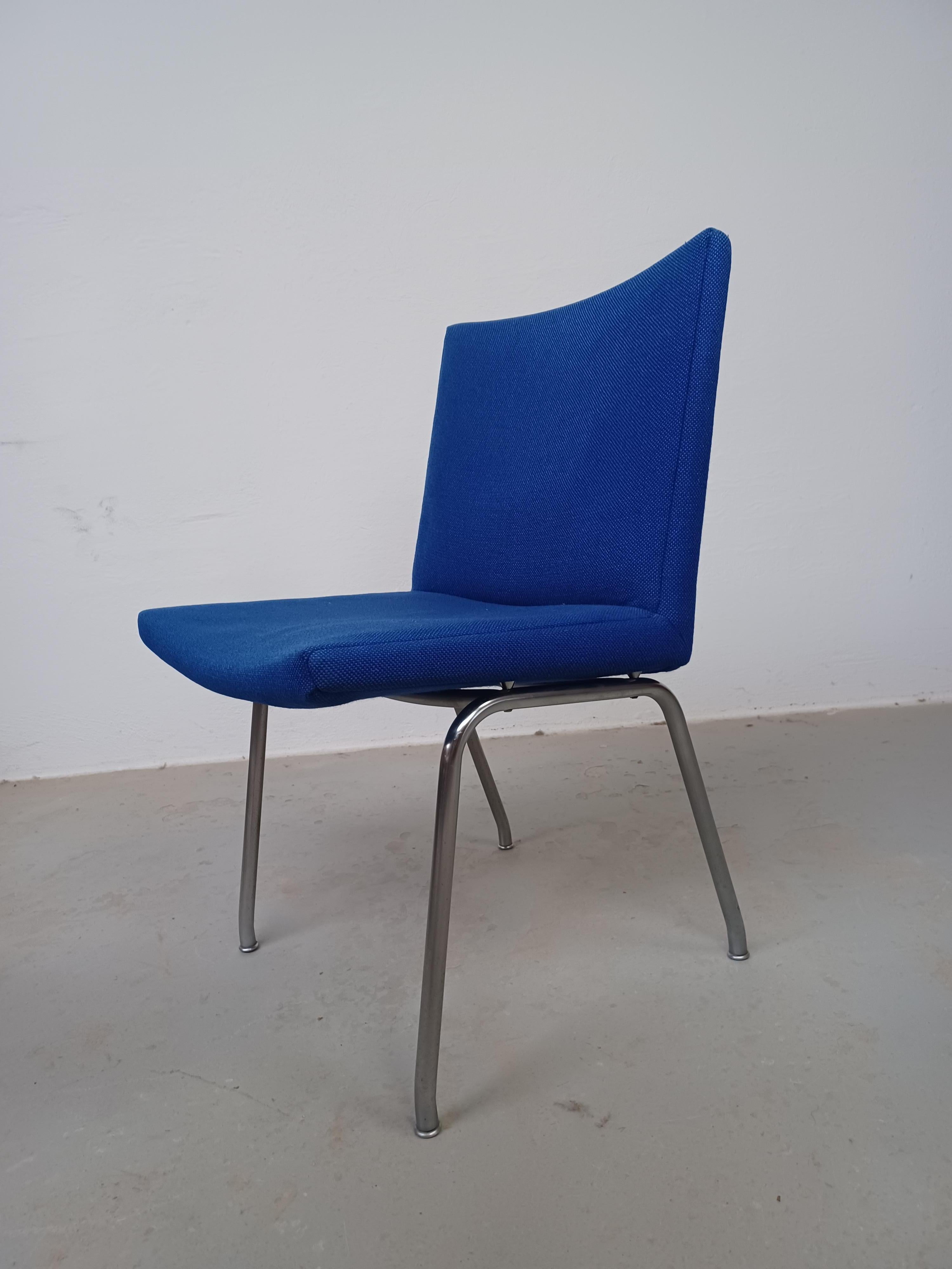 Danois 1960s Danish Hans J. Wegner Airport Chair Reupholstered in Choice of Color en vente