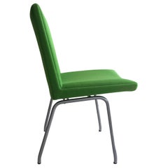 Chaise d'aéroport danoise des années 1960 de Hans J. Wegner, retapissée en tissu vert