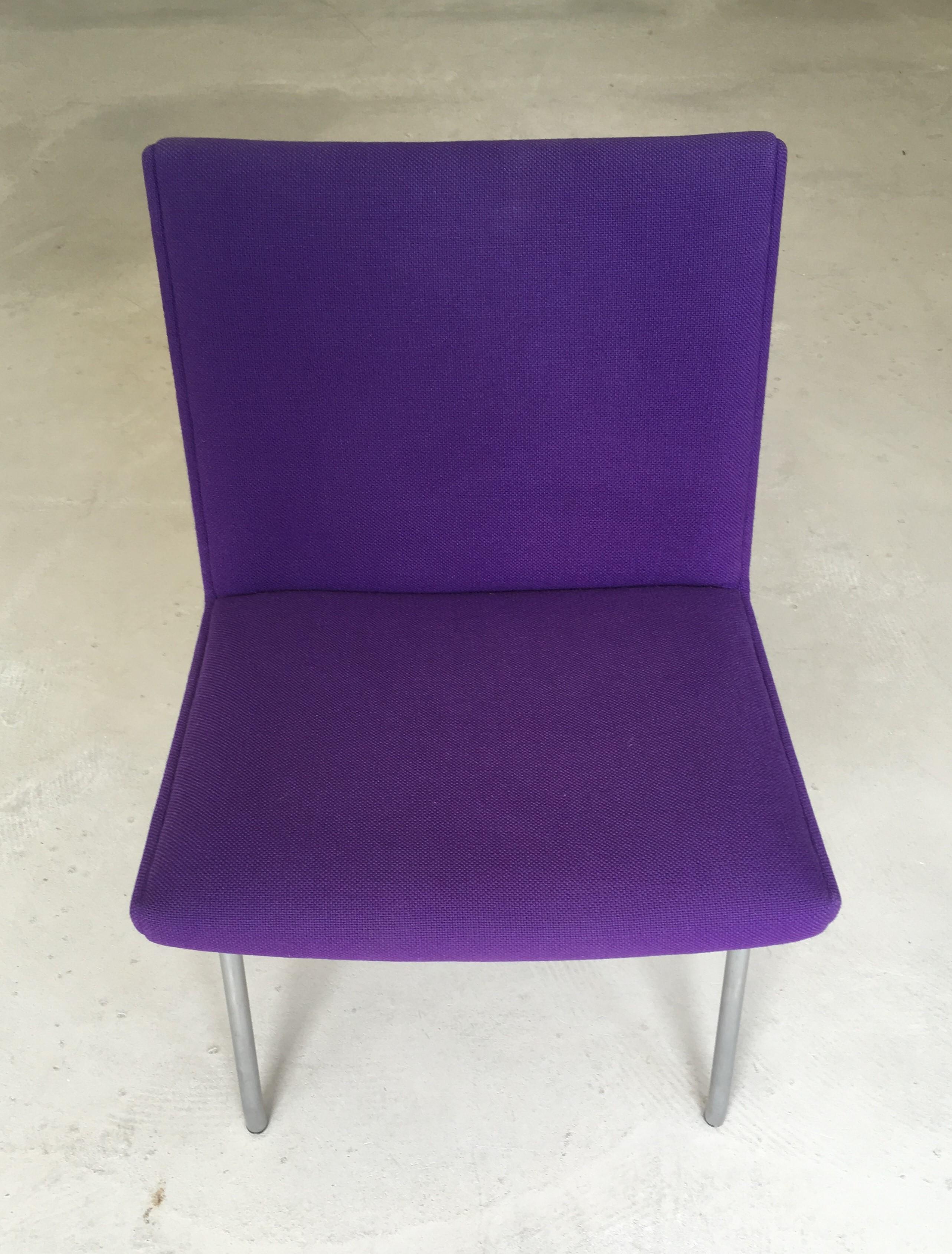 Fauteuil d'aéroport danois Hans J. Wegner par AP. Volé remeublé en tissu violet

Une chaise moderne exceptionnelle. De son temps, conçu en 1958, sur des cadres en acier tubulaire. Les sièges ont été retapissés avec du Kvadrat Hallingdal 65