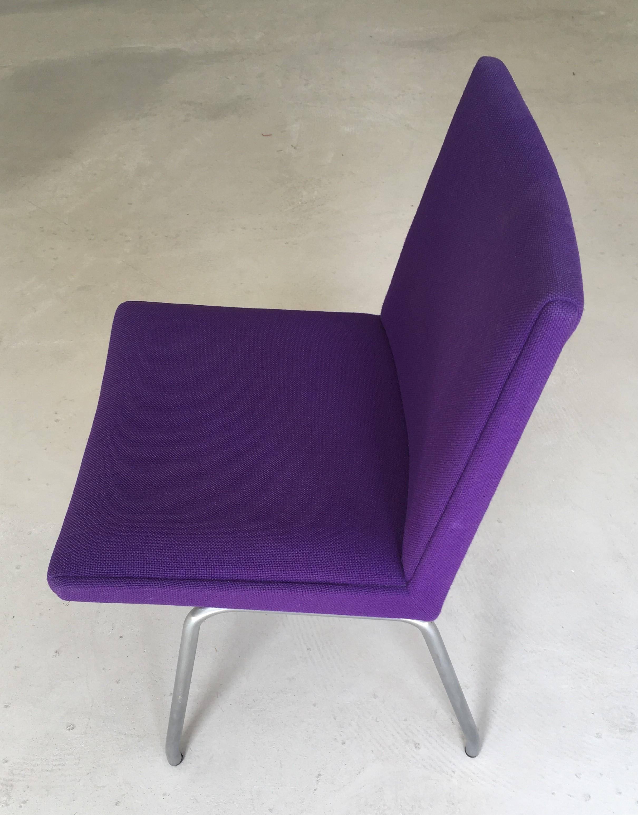 1960s Danish Hans J. Wegner Airport Chair, Reupholstered in Purple Fabric In Good Condition For Sale In Knebel, DK