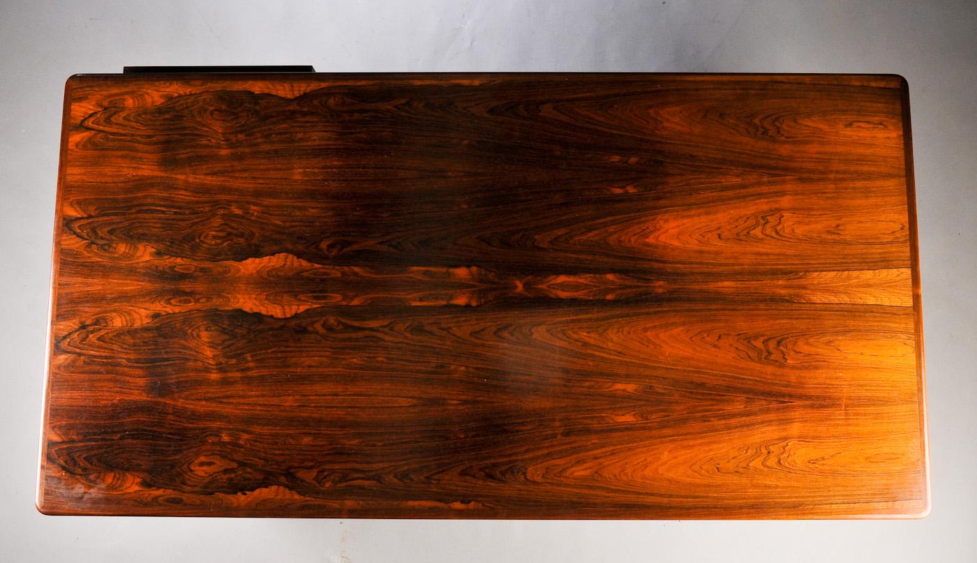 Bois de feuillus Bureau danois des années 1960 fabriqué par un ébéniste en vente
