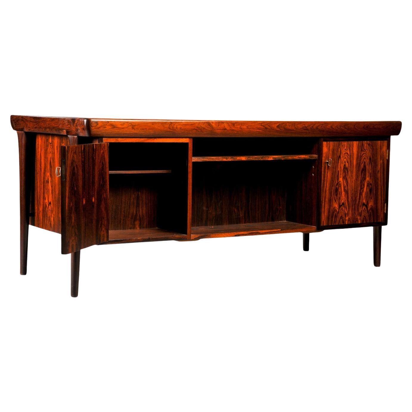 Bureau danois en bois de rose des années 1960 réalisé par un ébéniste. Ce bureau présente une qualité de fabrication exceptionnelle et un bois de rose panaché exceptionnellement foncé. La construction des tiroirs montre que le bureau a été fabriqué