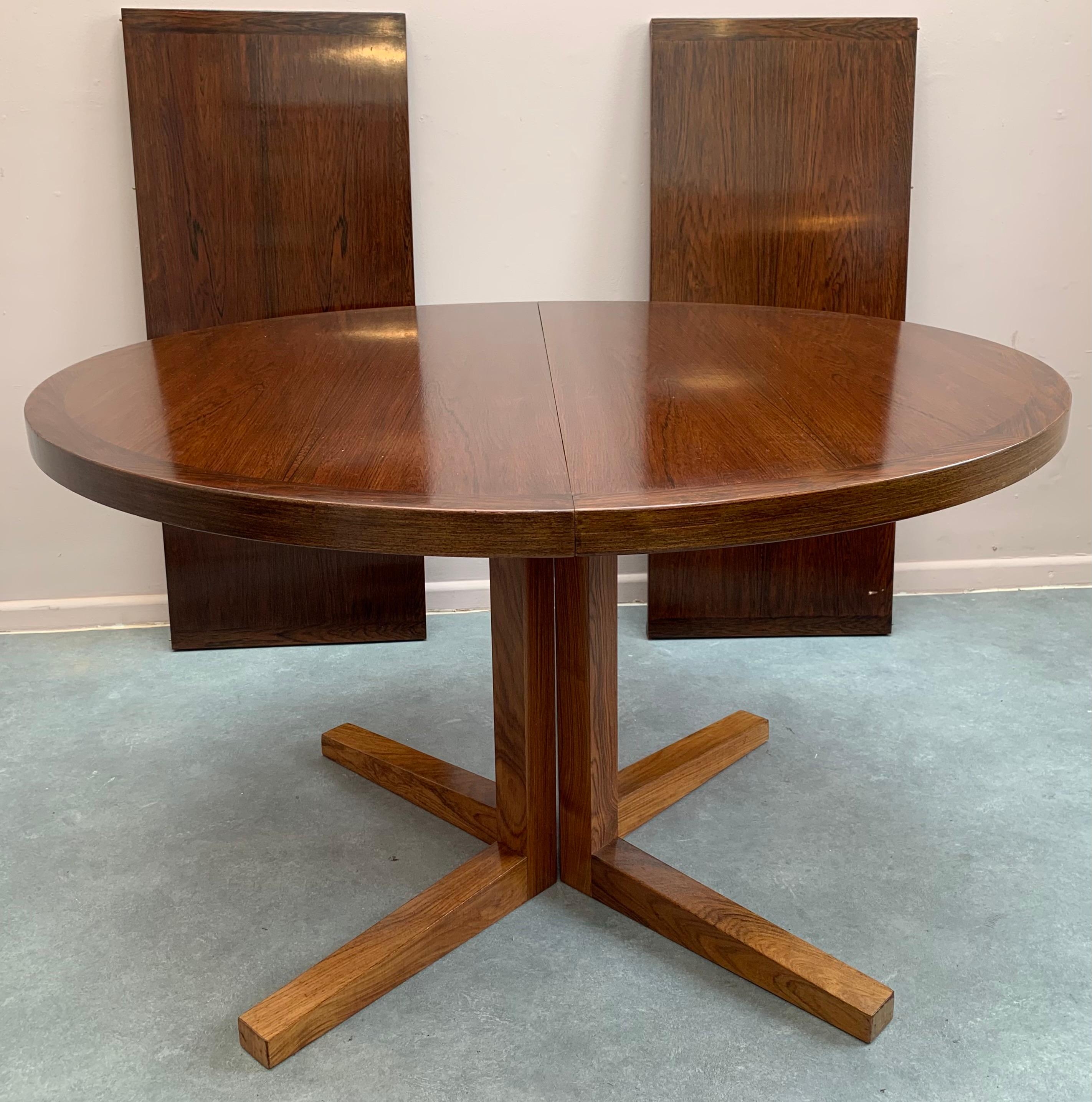 1960s Danish Heltborg Mobler Rosewood Pedestal Dining Table by John Mortensen In Good Condition In London, GB