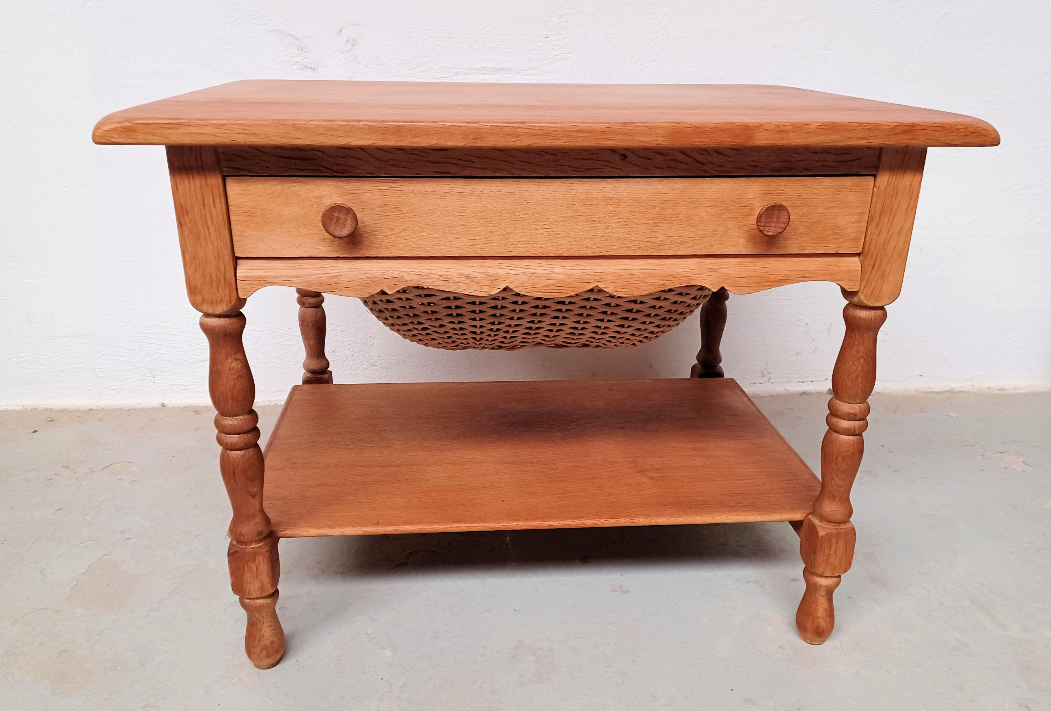 Mesa auxiliar y de costura danesa de palisandro de 1960 totalmente restaurada

Mesa de costura danesa bien diseñada y elaborada, con cesta de lata, un gran cajón delgado con mucho espacio para cosas pequeñas que se abre en ambos extremos de la mesa
