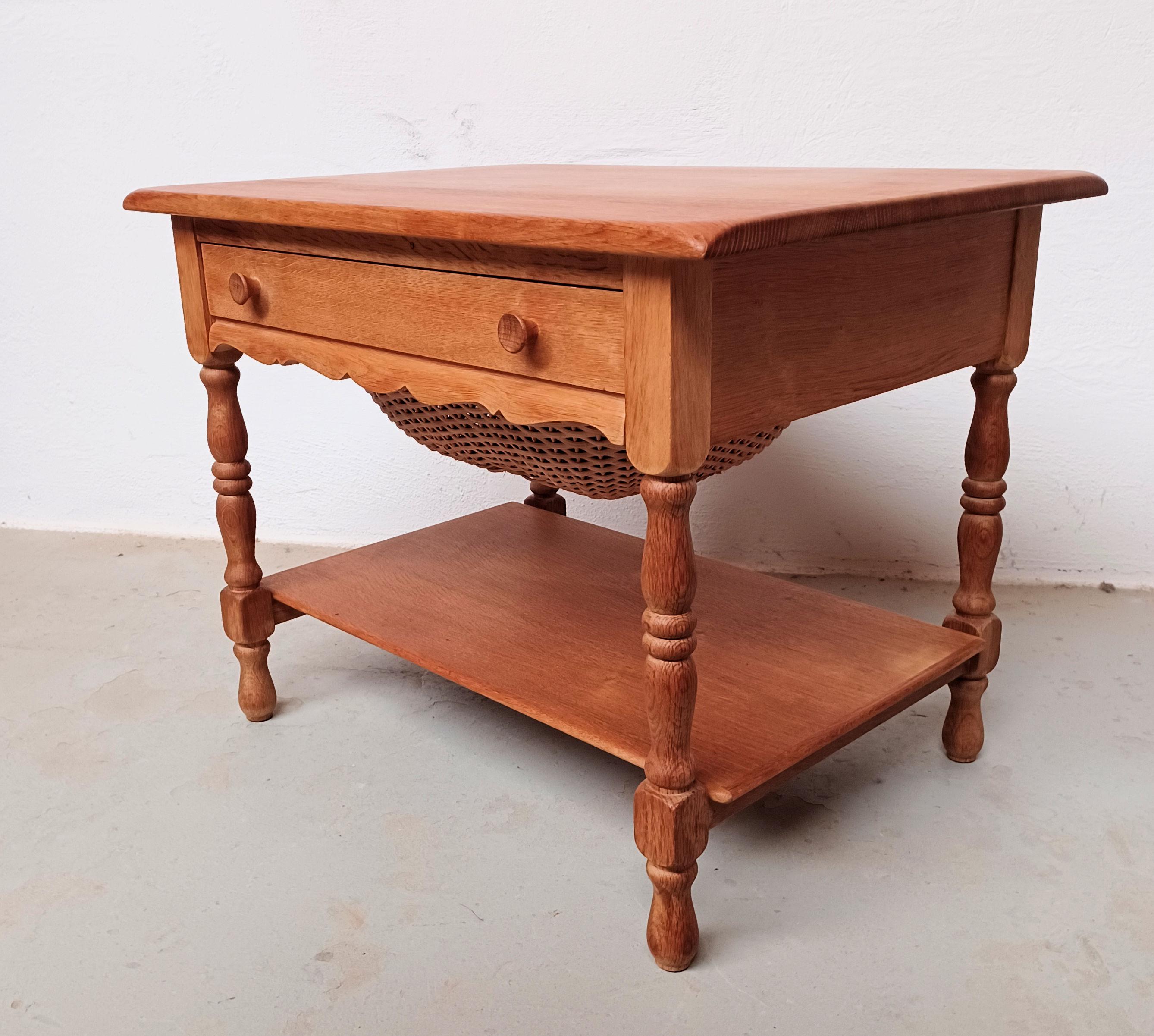 Mesa auxiliar y de costura danesa Henning Kjærnulf de roble de 1960 mediados del siglo XX en venta