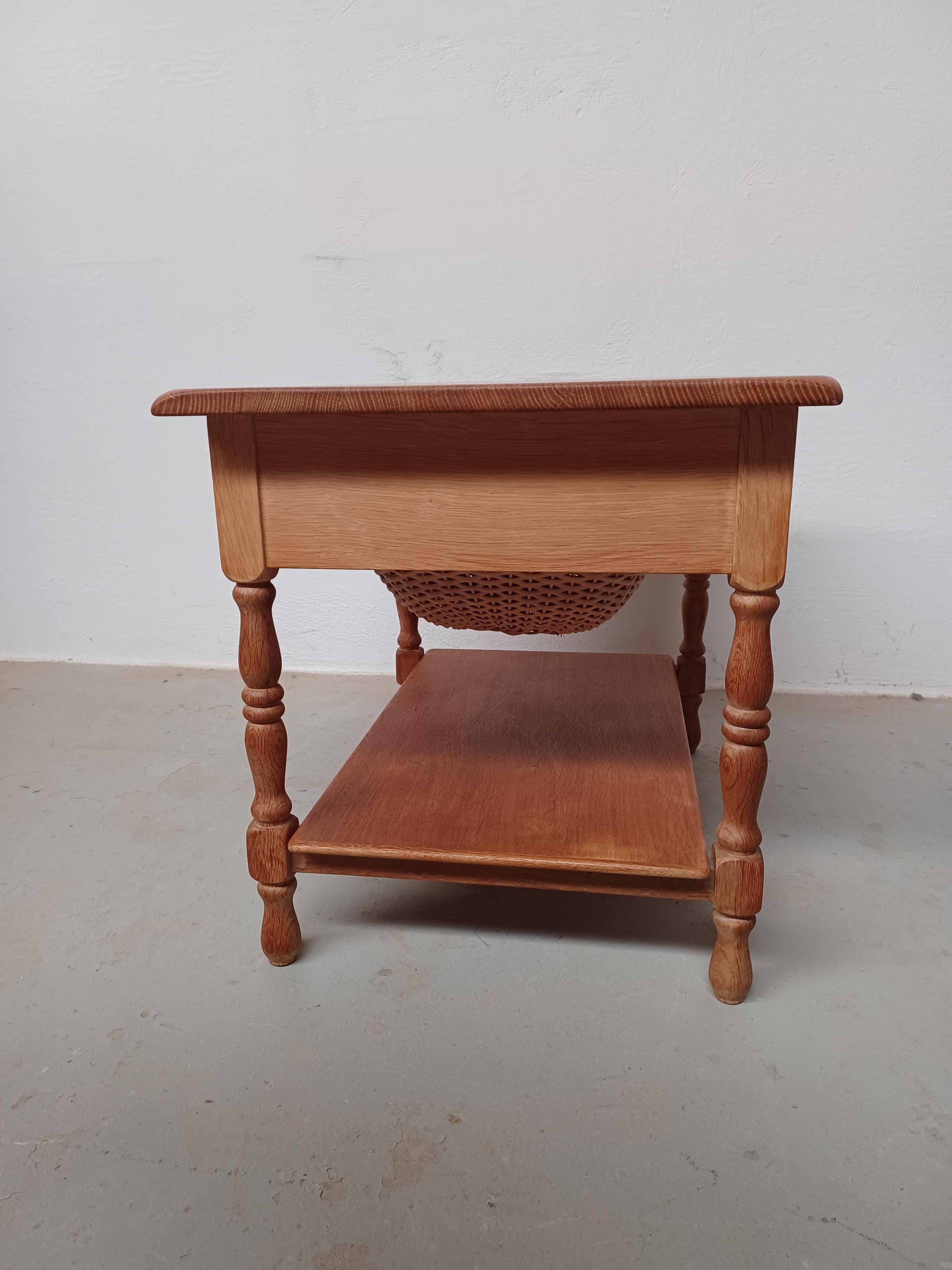 Mesa auxiliar y de costura danesa Henning Kjærnulf de roble de 1960 en venta 1